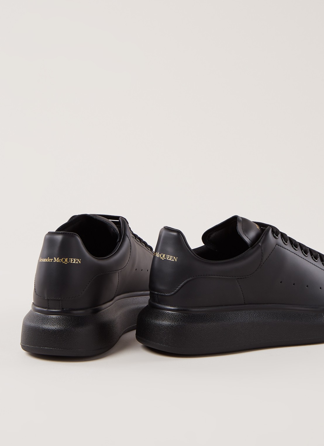 Alexander McQueen Oversized sneaker van kalfsleer - detail zwart