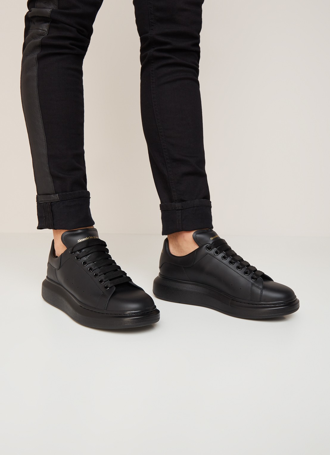 Alexander McQueen Oversized sneaker van kalfsleer - voorkant 6 zwart