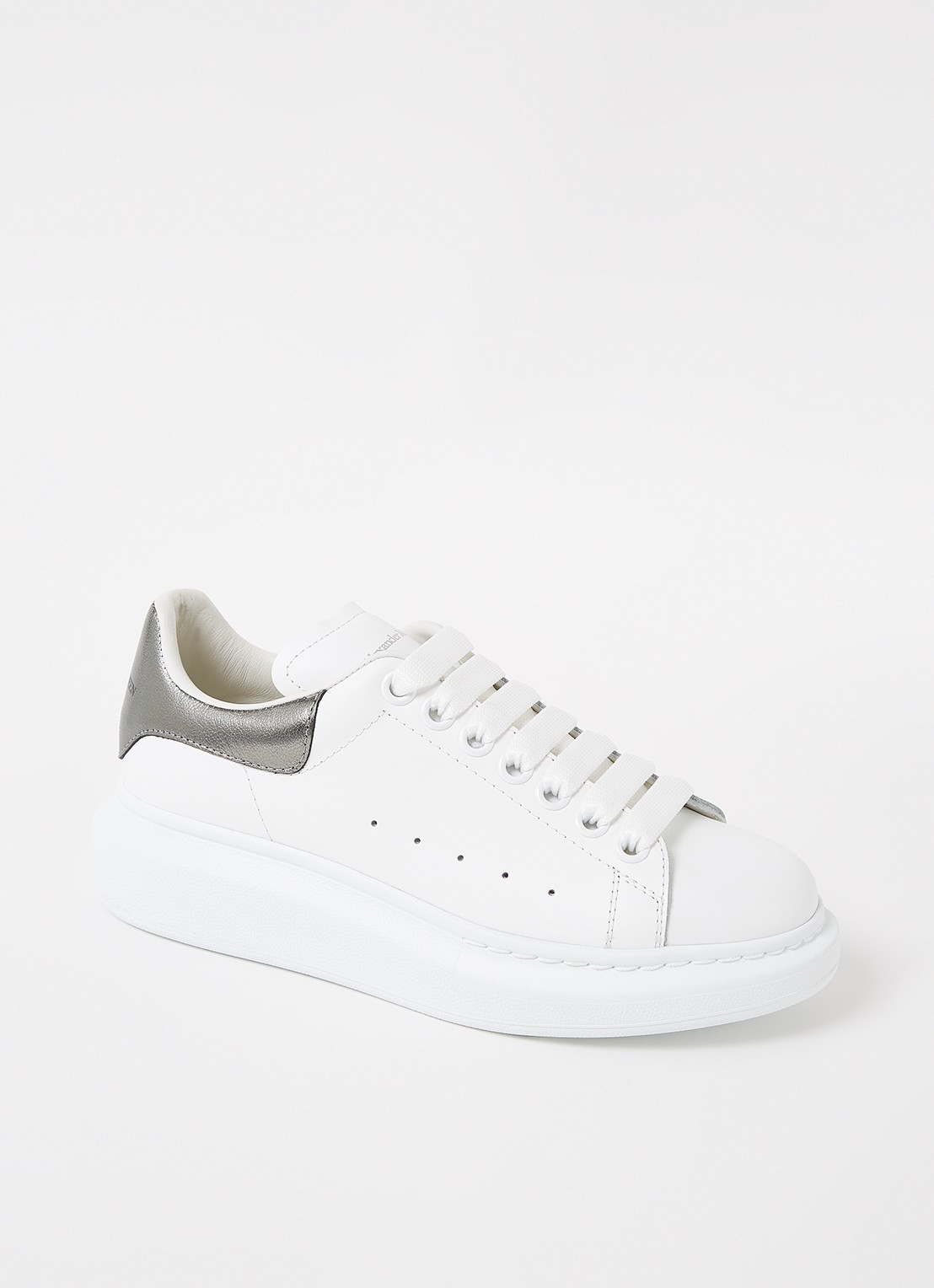 Alexander McQueen Oversized sneaker van kalfsleer - voorkant wit