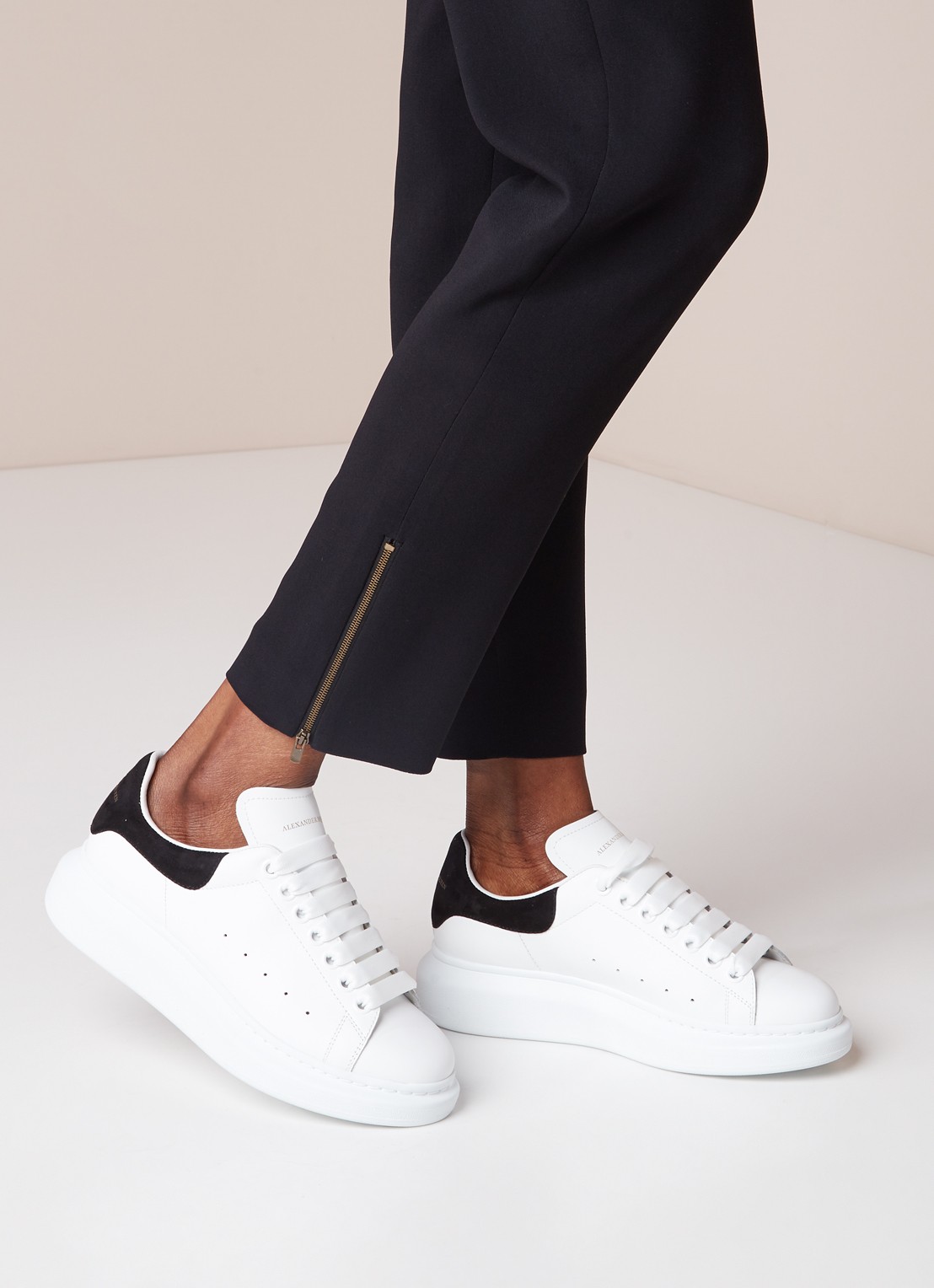 Alexander McQueen Sneaker van kalfsleer met suède detail - voorkant wit
