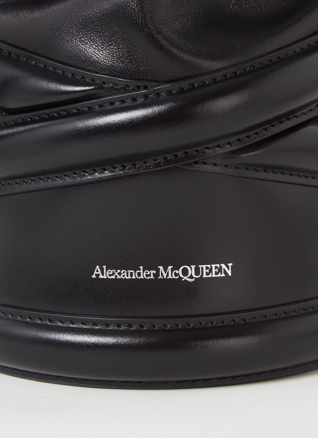 Alexander McQueen The Soft Curve crossbodytas van kalfsleer • Zwart ...