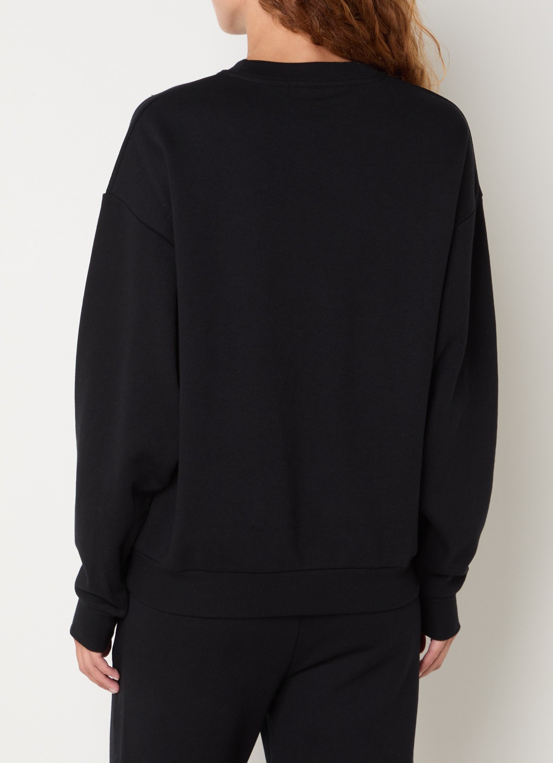 Alo Yoga Accolade sweater met logo - achterkant zwart
