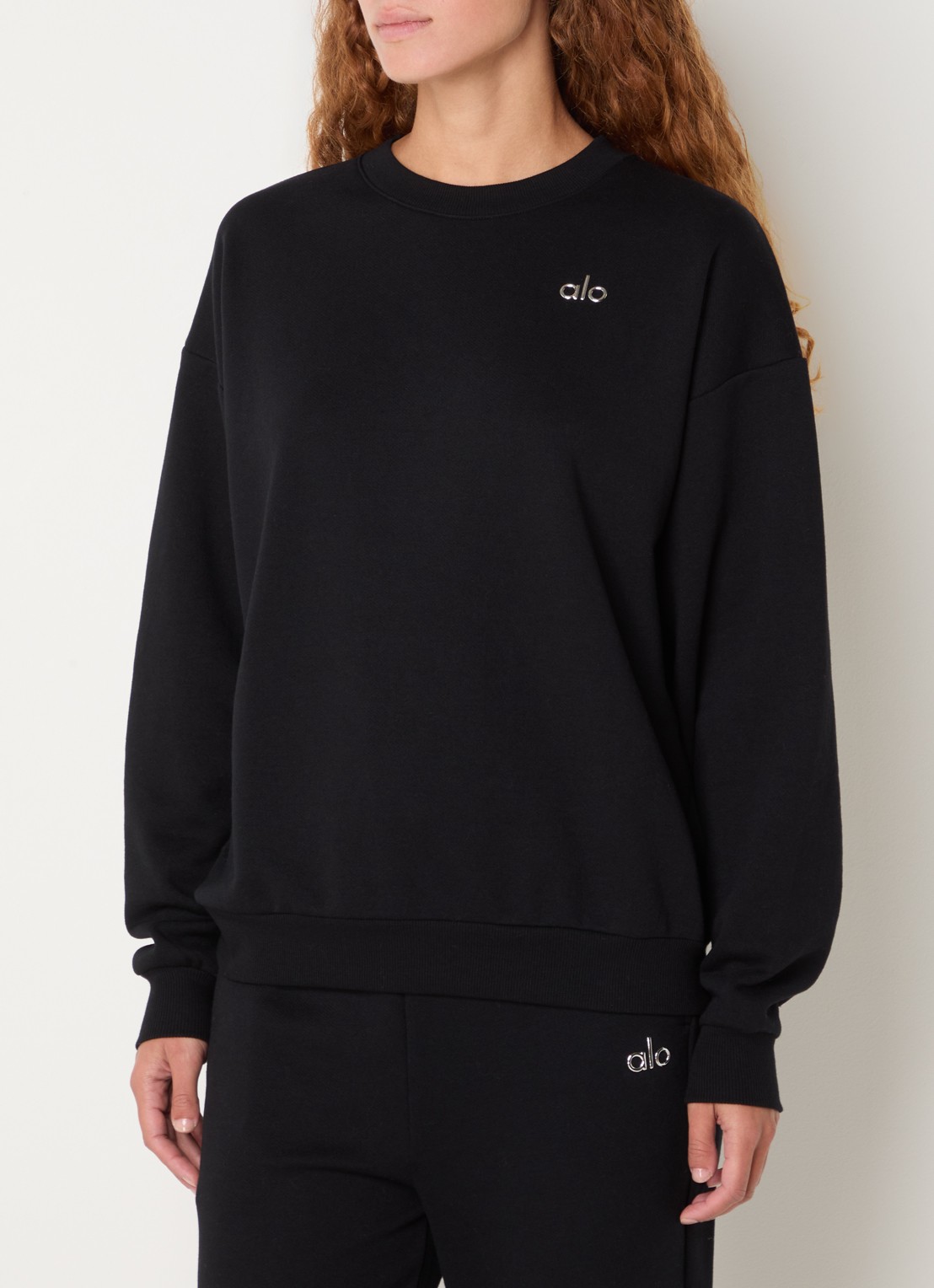 Alo Yoga Accolade sweater met logo - detail 4 zwart