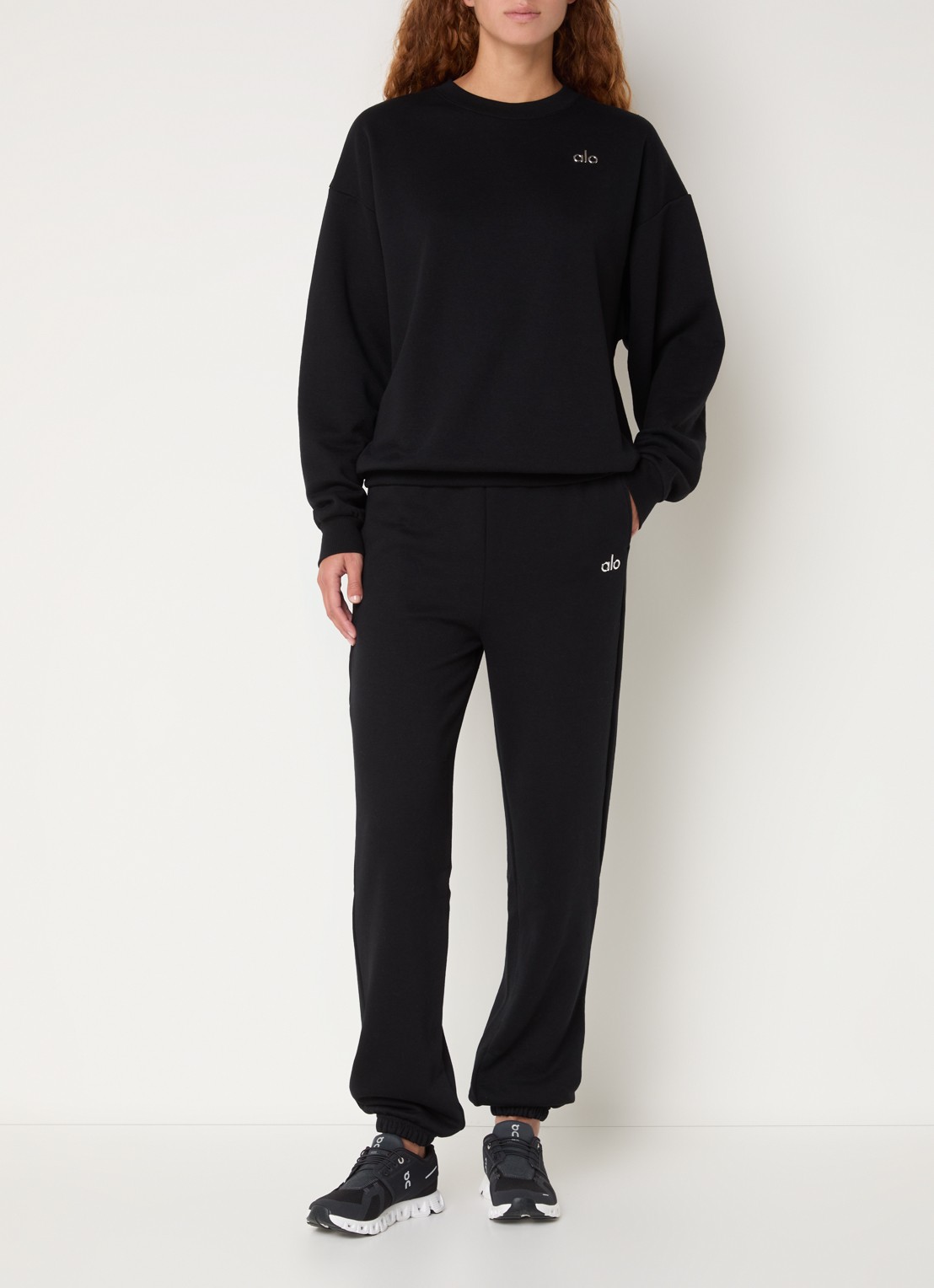 Alo Yoga Accolade sweater met logo - voorkant 3 zwart
