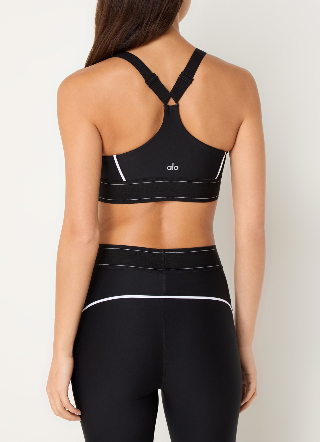 Alo Yoga Airlift sport bh met medium support - achterkant 3 zwart