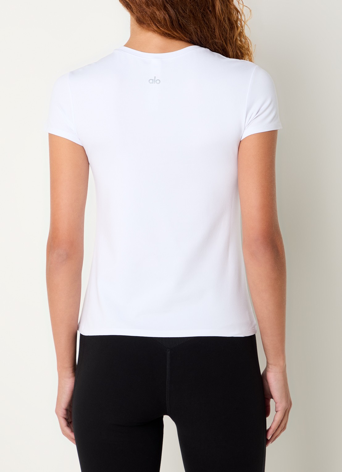 Alo Yoga Finesse trainings T-shirt met logo - achterkant wit