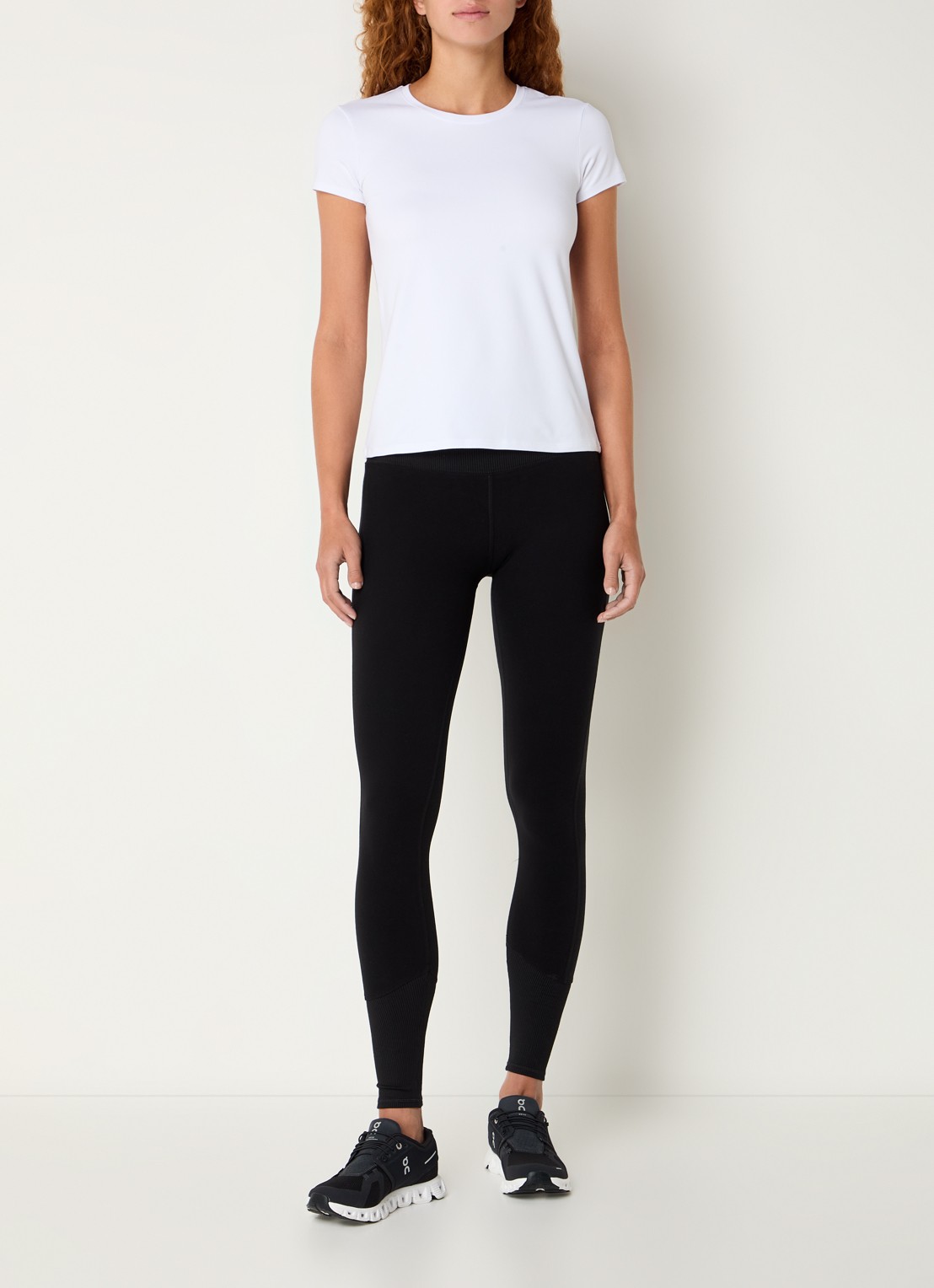 Alo Yoga Finesse trainings T-shirt met logo - voorkant 3 wit