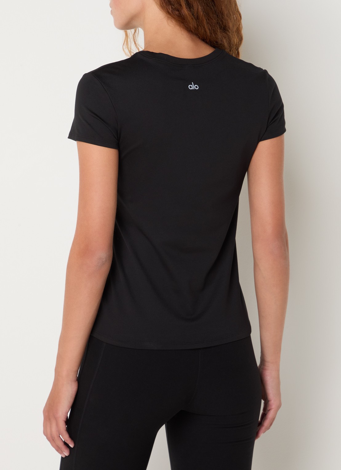 Alo Yoga Finesse trainings T-shirt met logo - achterkant 2 zwart