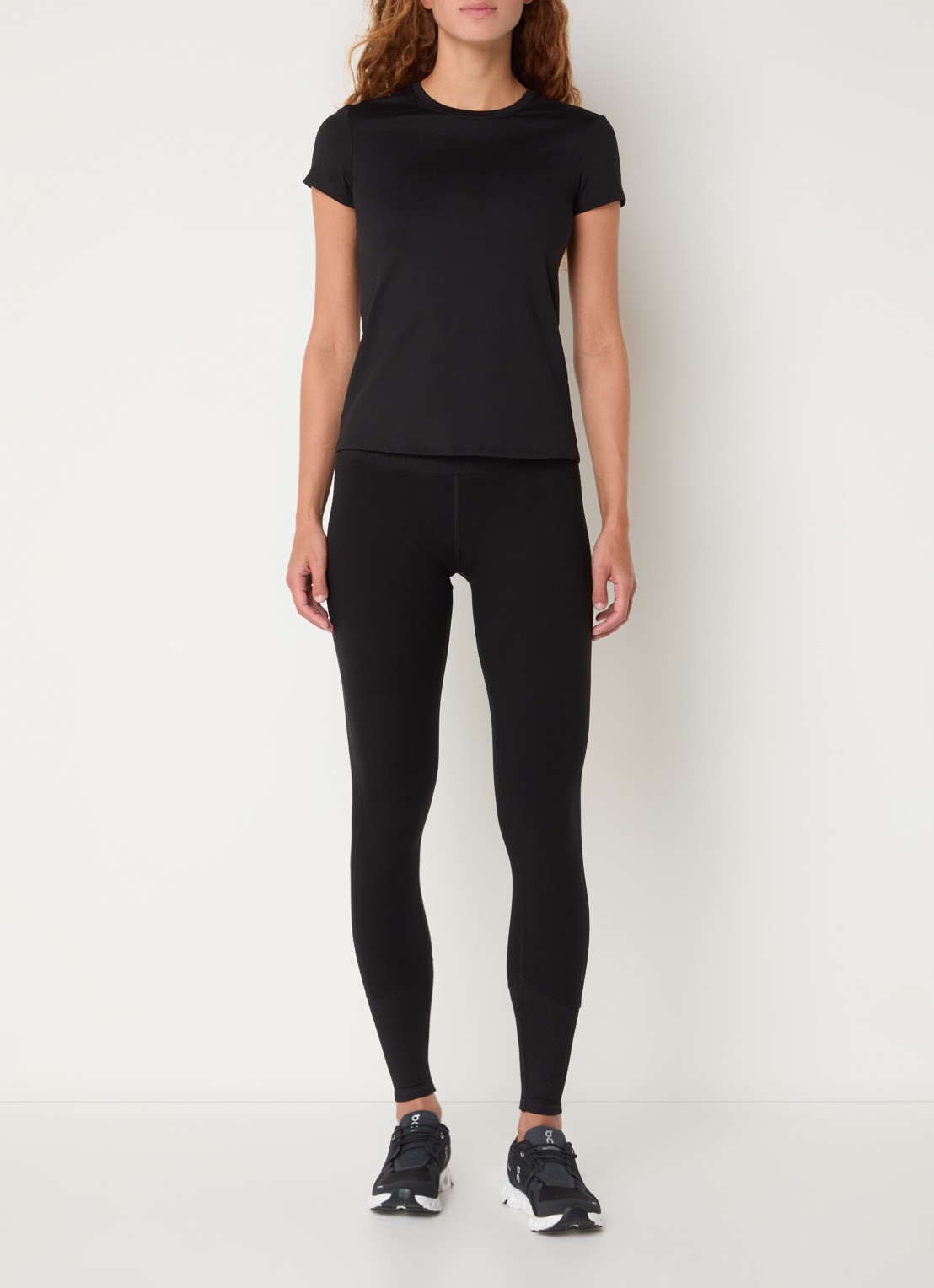 Alo Yoga Finesse trainings T-shirt met logo - voorkant 4 zwart