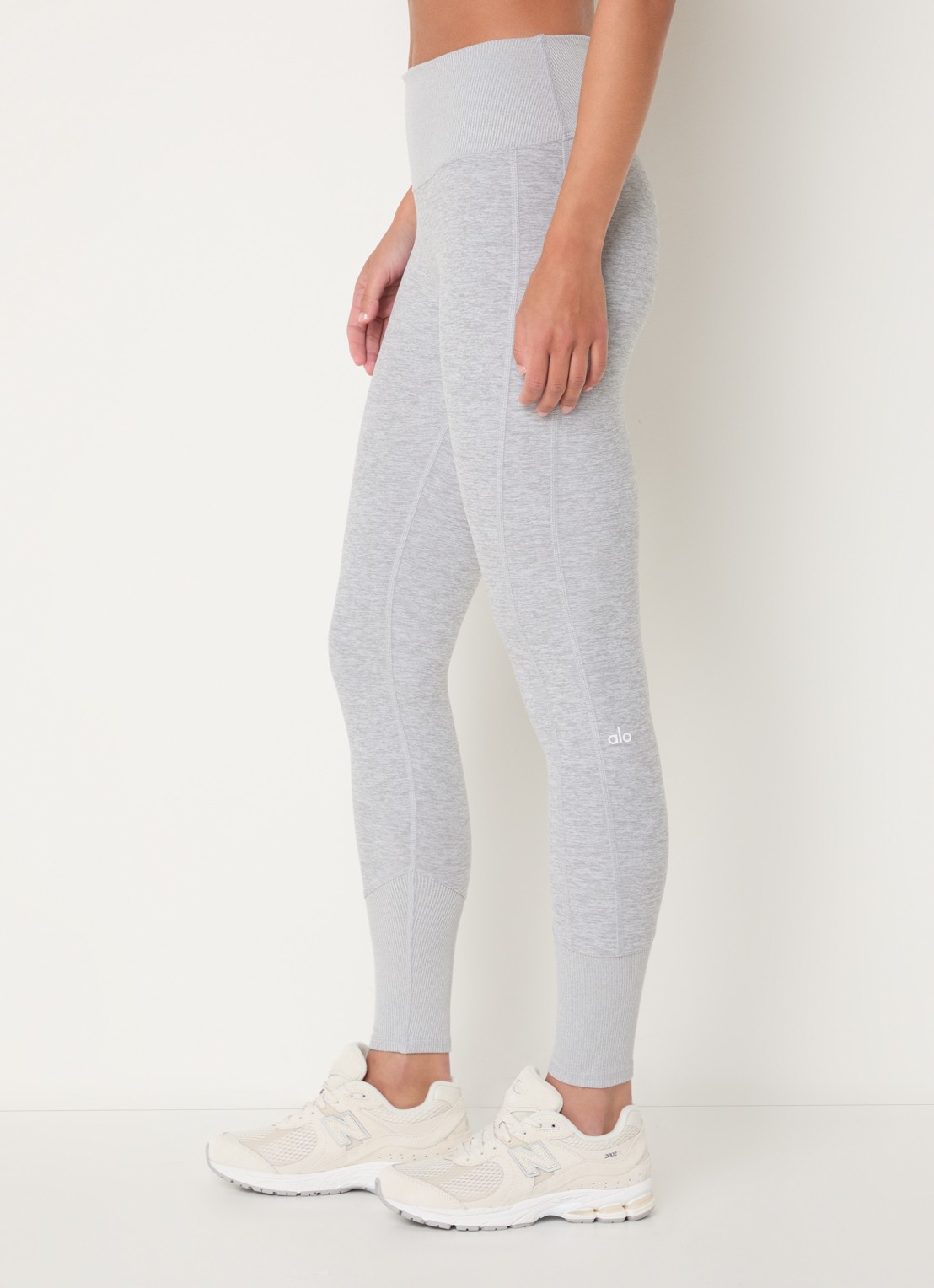 Alo Yoga High waist trainingslegging met logo - detail 5 lichtgrijs