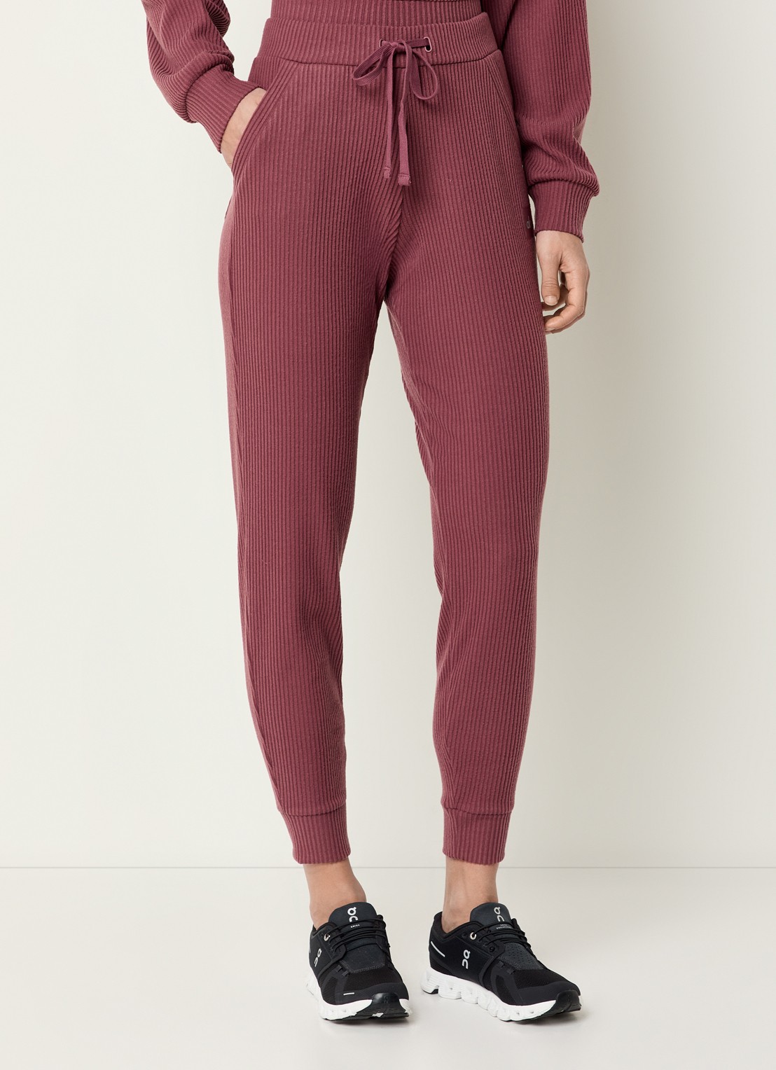 Alo Yoga Muse high waist tapered fit cropped joggingbroek met trekkoord en ribstructuur - detail 4 bordeauxrood