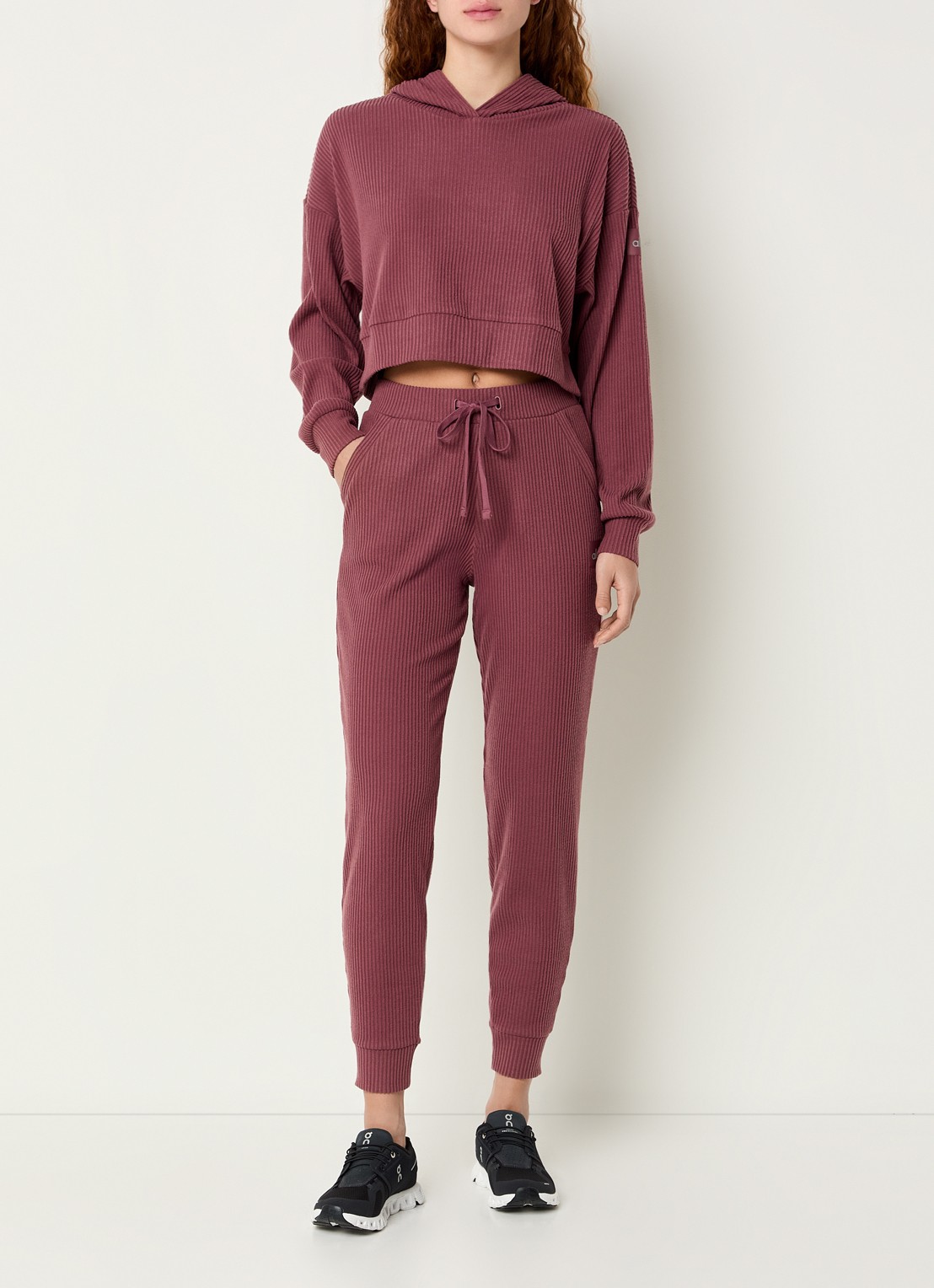 Alo Yoga Muse high waist tapered fit cropped joggingbroek met trekkoord en ribstructuur - voorkant 2 bordeauxrood
