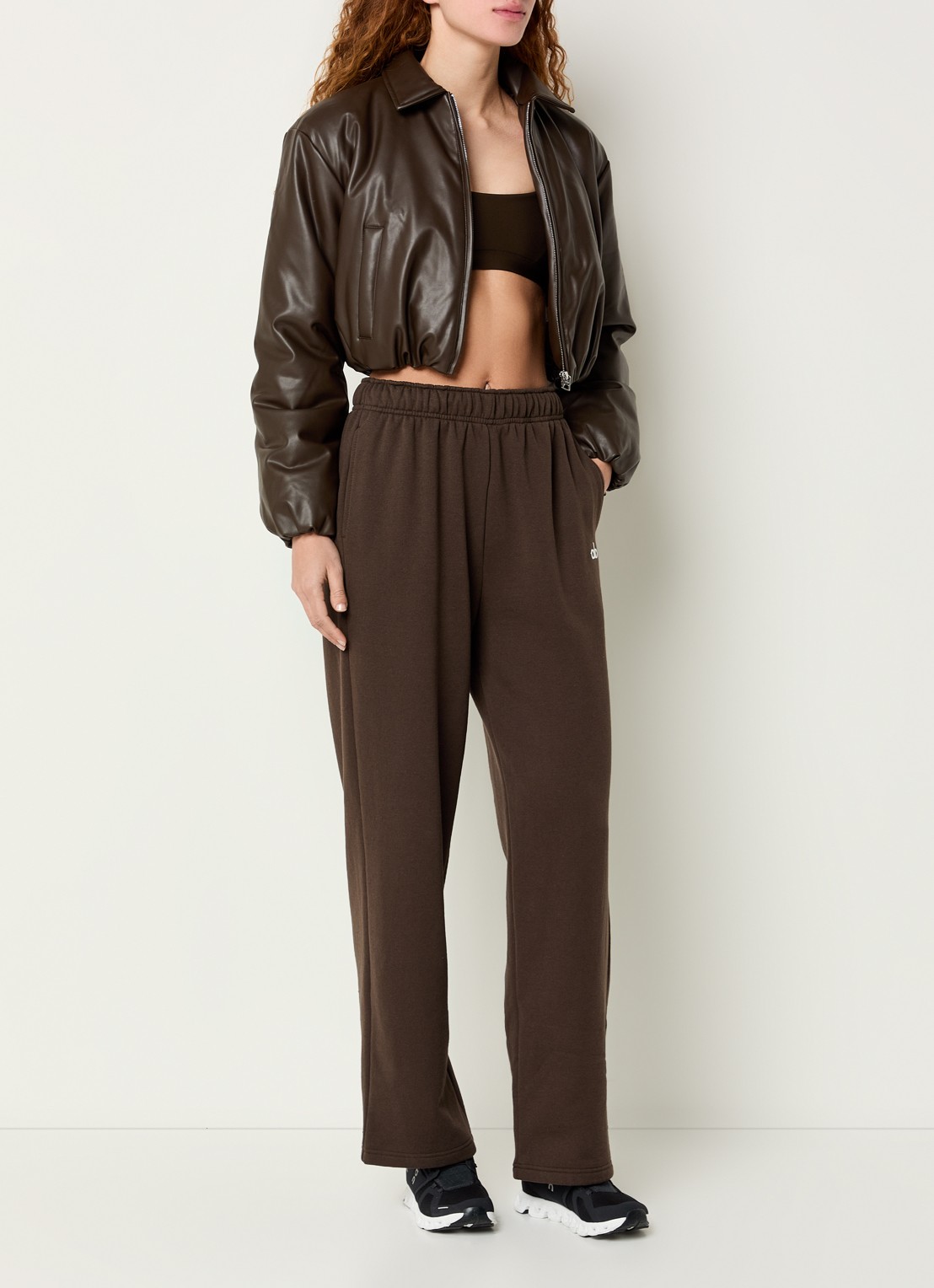 Alo Yoga Premier cropped bomberjack van imitatieleer met steekzakken - voorkant 2 donkerbruin