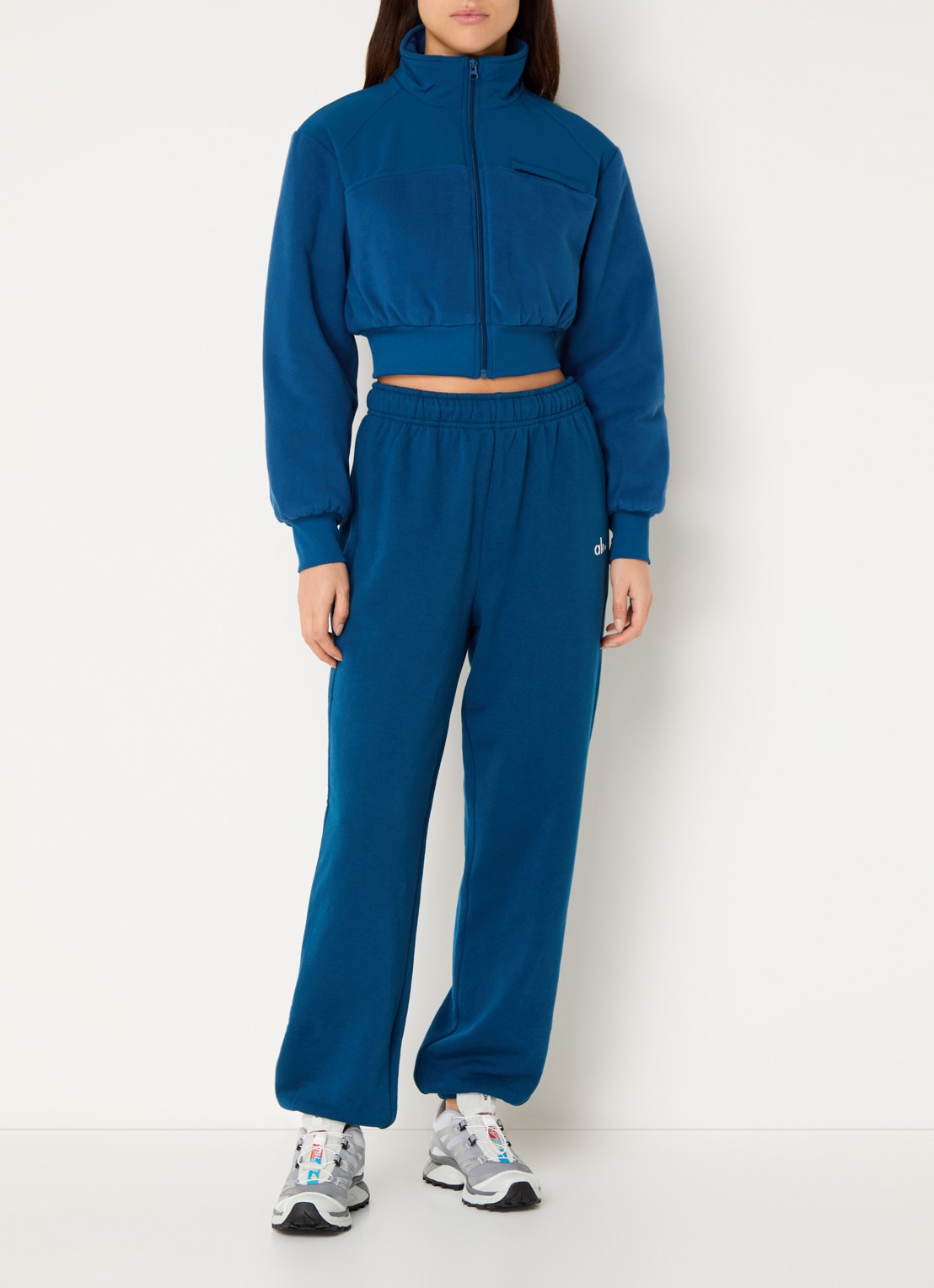 Alo Yoga Wintry gewatteerd cropped jack  van fleece met borstzak - voorkant 3 donkerblauw