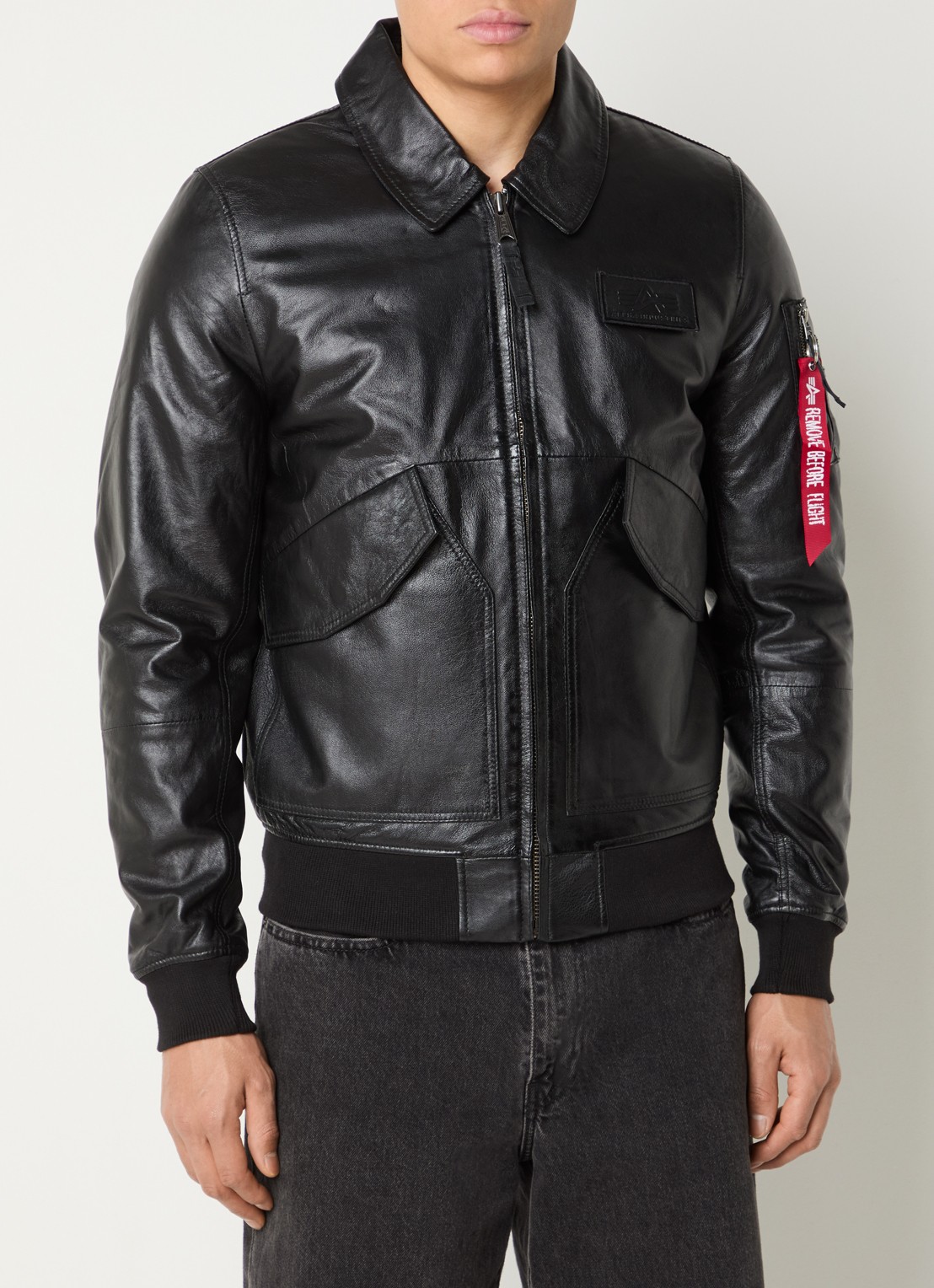 Alpha Industries CW-45 bomberjack van leer met klepzakken - detail 4 zwart