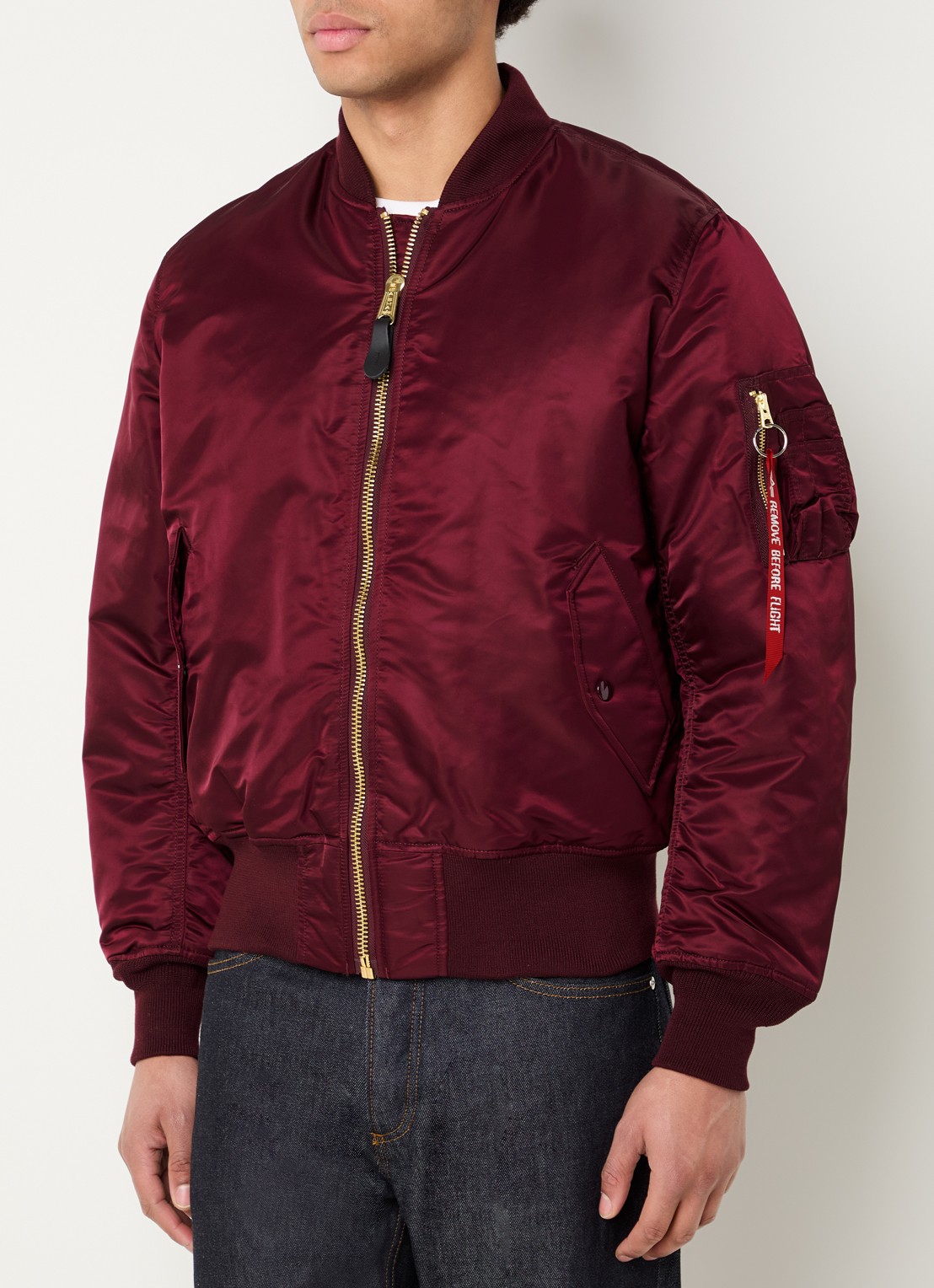 Alpha Industries MA-1 gewatteerd bomberjack met klepzakken - detail bordeauxrood