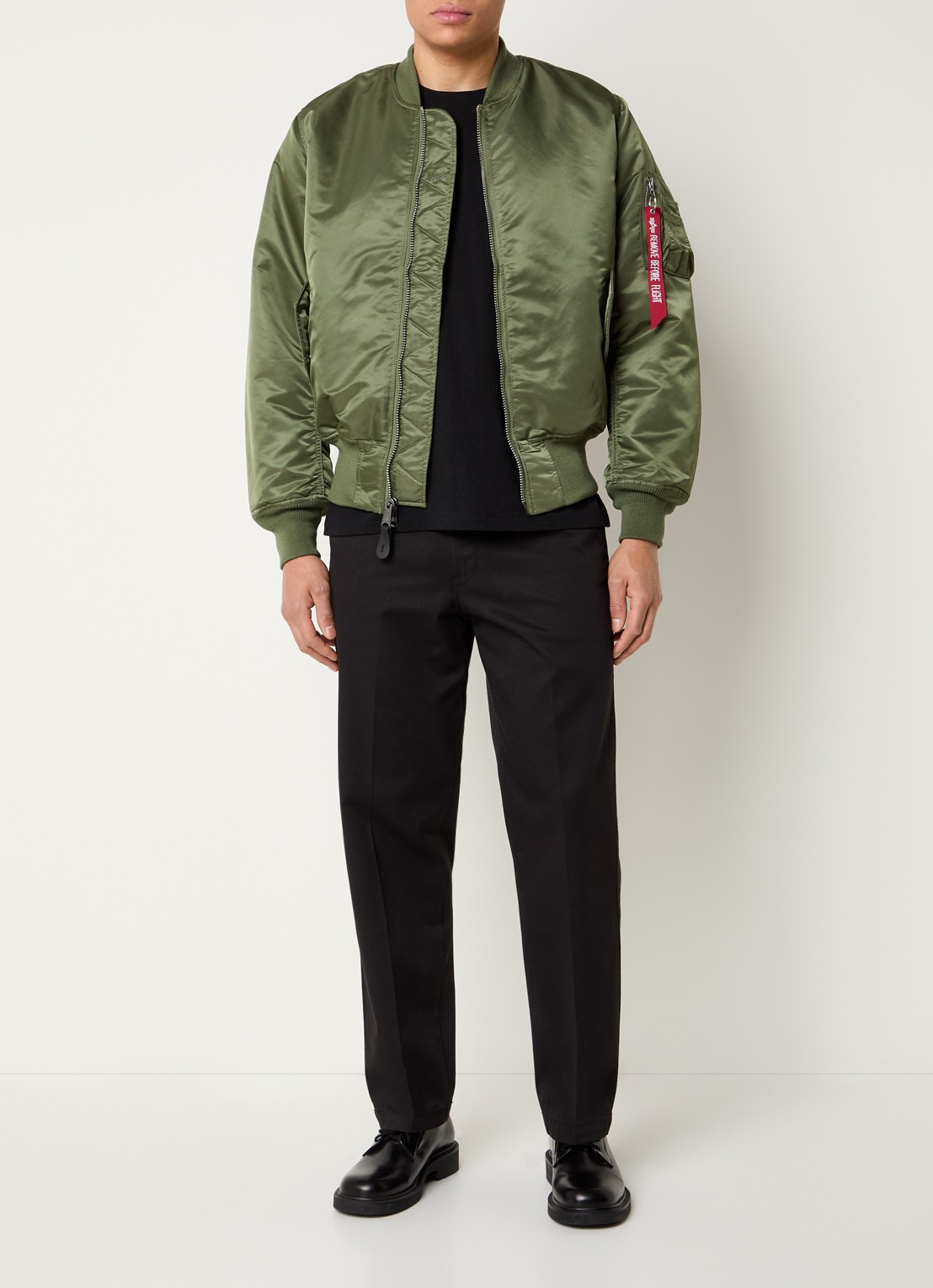 Alpha Industries MA-1 gewatteerd bomberjack met klepzakken - voorkant 4 olijfgroen
