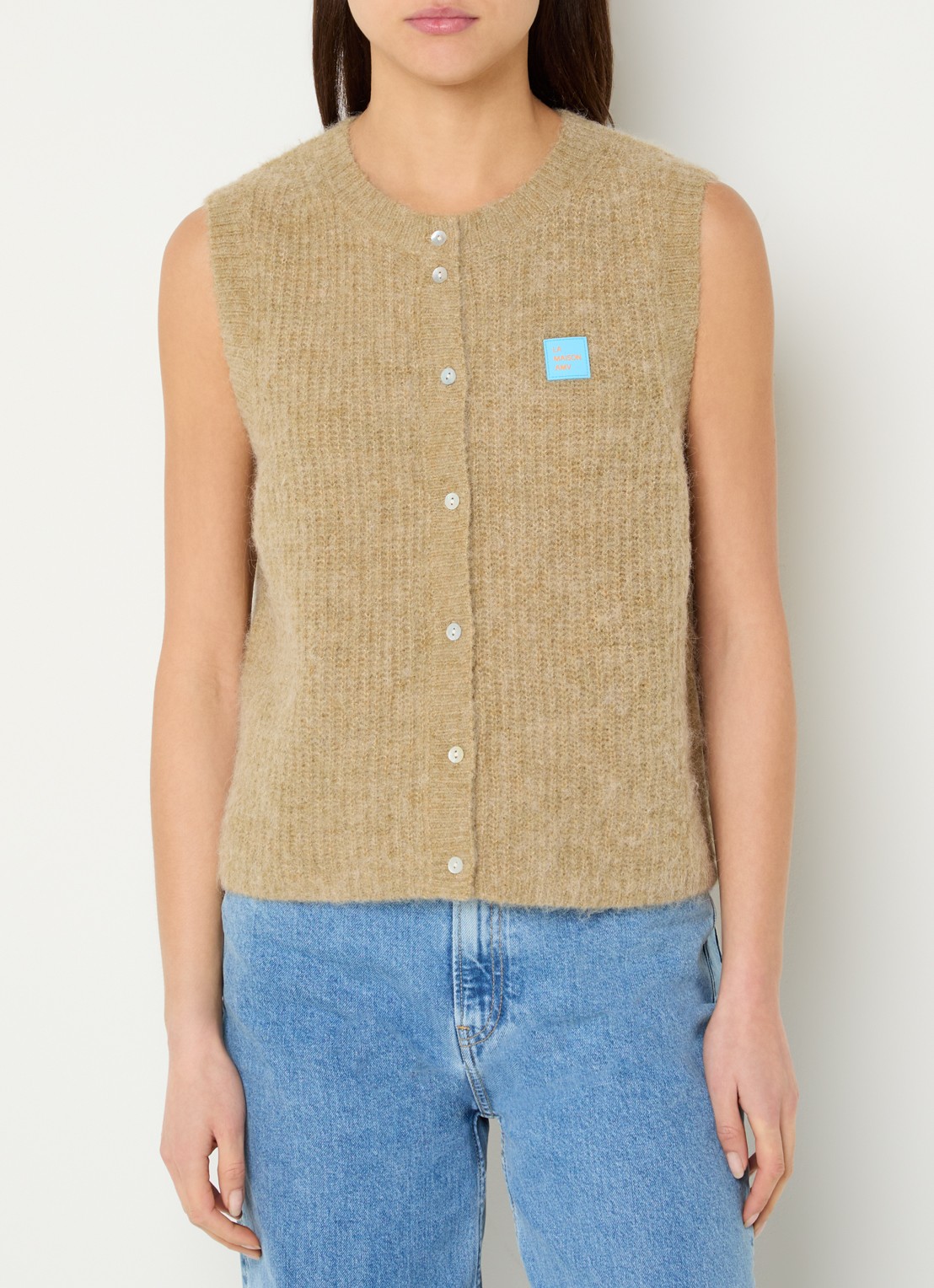 American Vintage East fijngebreid gilet in alpaca wolblend met logo - detail 4 zand