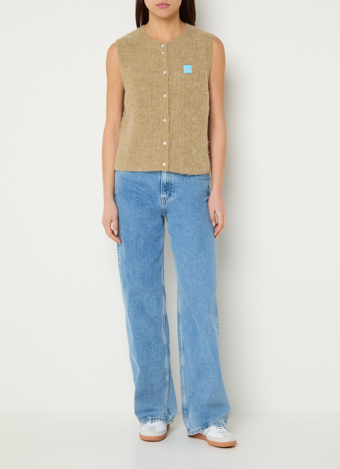 American Vintage East fijngebreid gilet in alpaca wolblend met logo - voorkant 2 zand