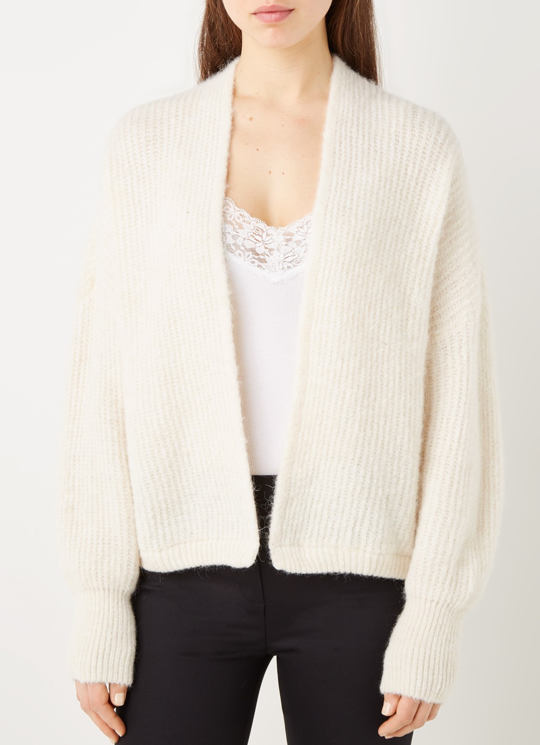 American Vintage East grofgebreid openvallend vest in alpaca wolblend - detail 2 gebroken wit