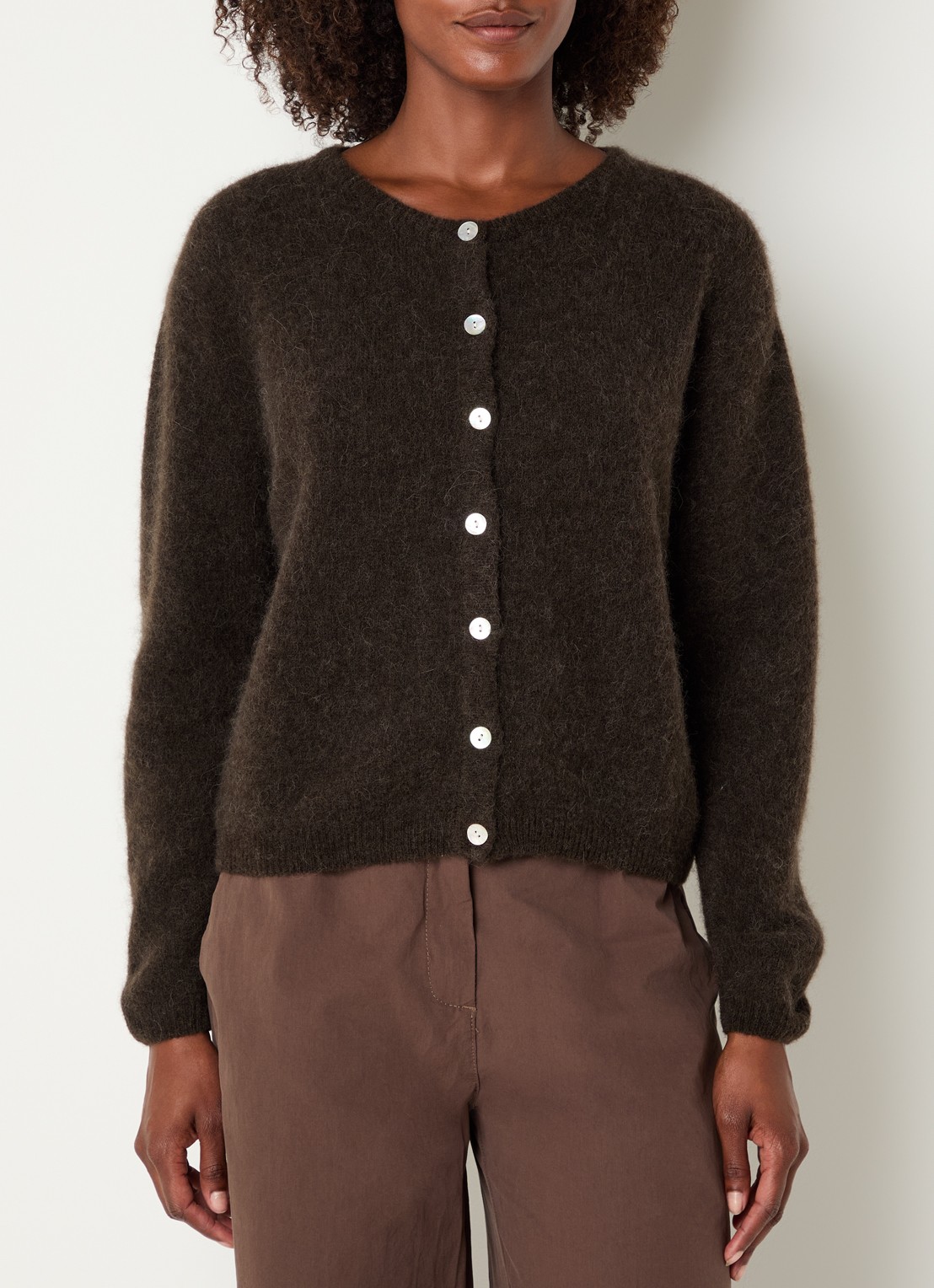 American Vintage Fijngebreide trui in alpaca wolblend met ronde hals - detail donkerbruin