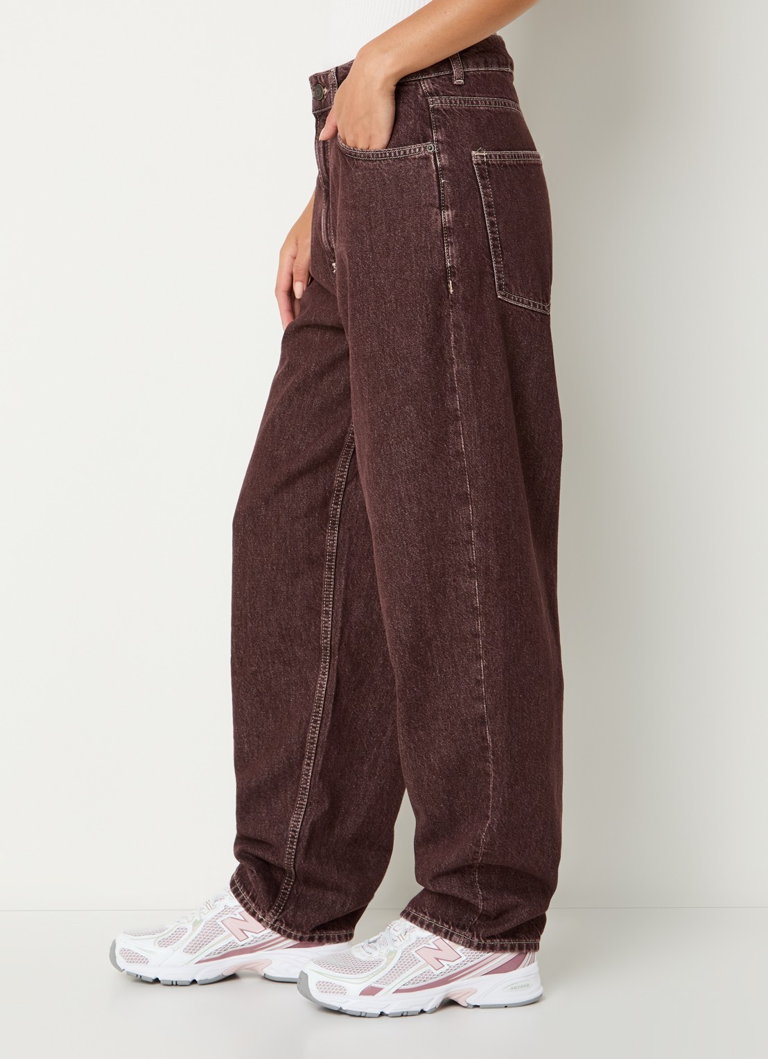 American Vintage Osho high waist loose fit jeans met gekleurde wassing - detail 4 bordeauxrood