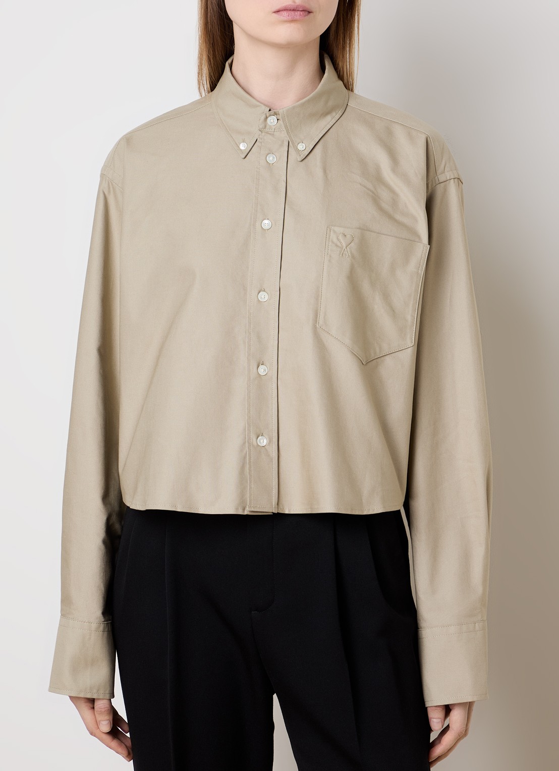 AMI Paris Cropped blouse met borstzak - detail 4 khaki