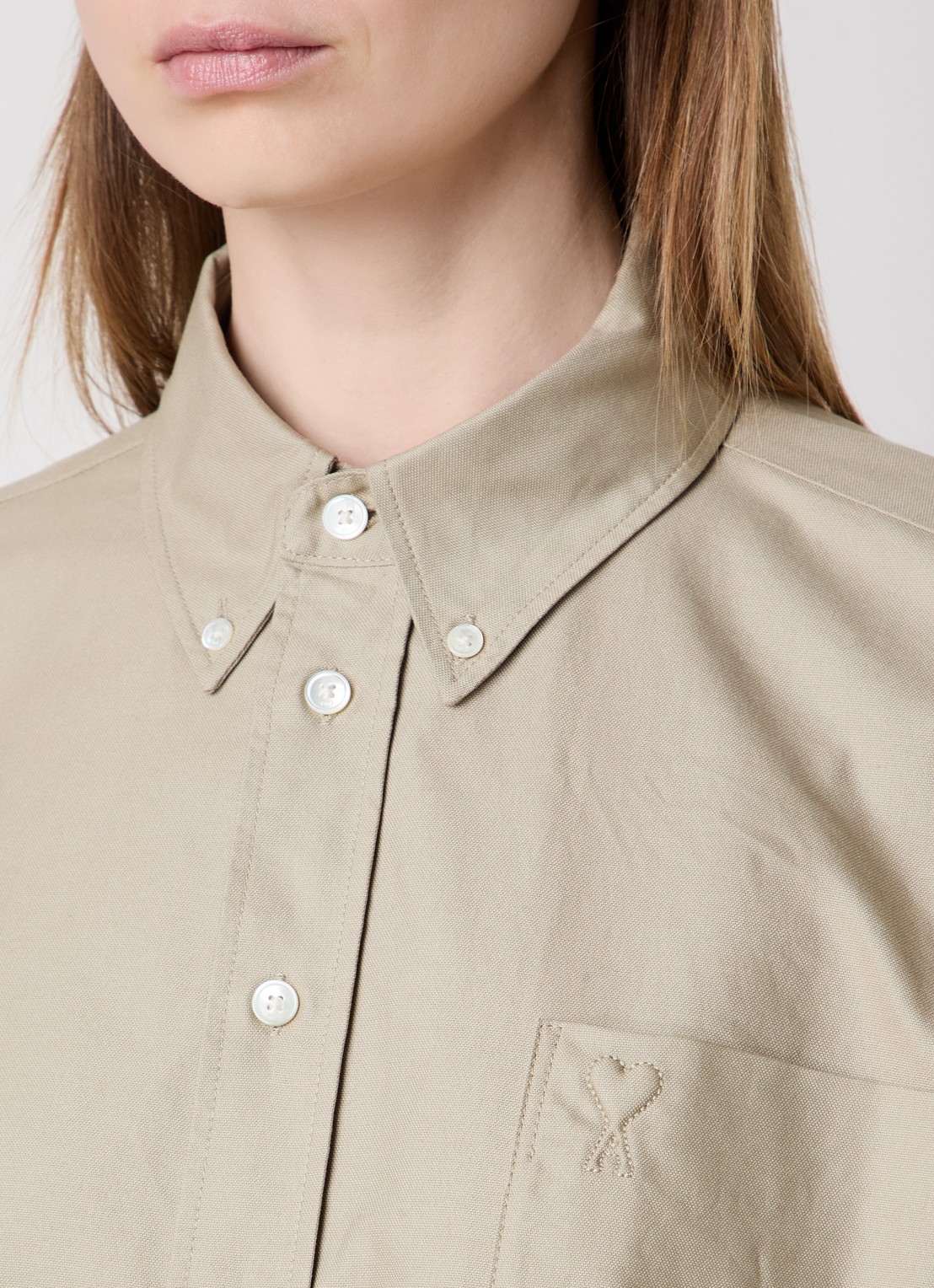 AMI Paris Cropped blouse met borstzak - detail 5 khaki