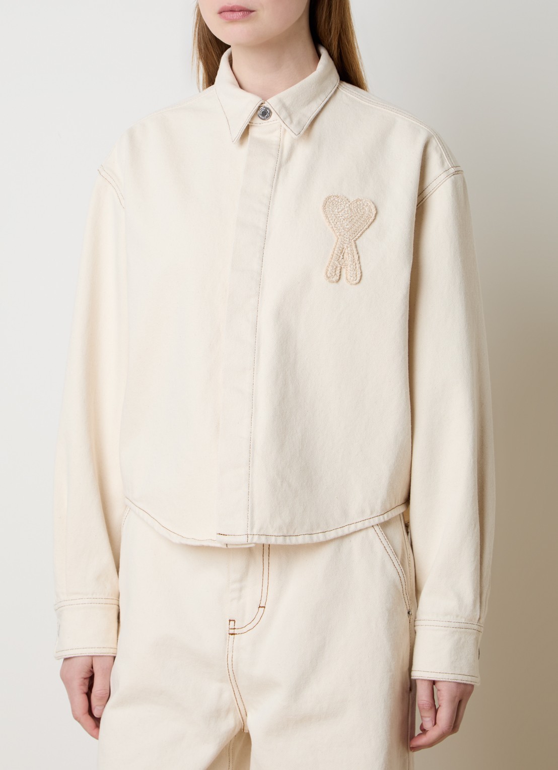 AMI Paris Cropped blouse van denim met logoborduring  - detail gebroken wit