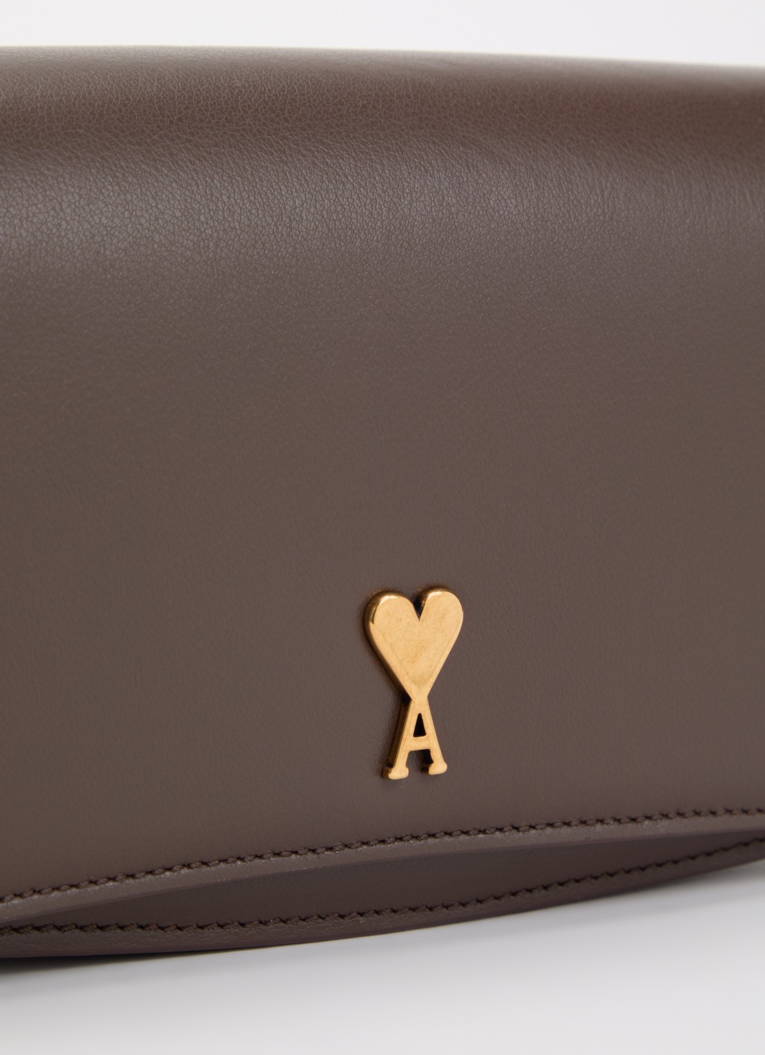 AMI Paris Crossbodytas van leer met verstelbare schouderriem - detail 5 hazelnootbruin