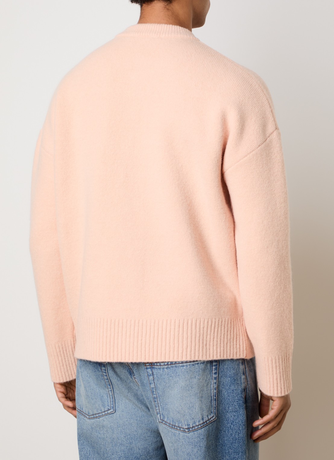 AMI Paris Fijngebreid vest in alpaca wolblend met ingebreid logo - achterkant 3 zalmroze
