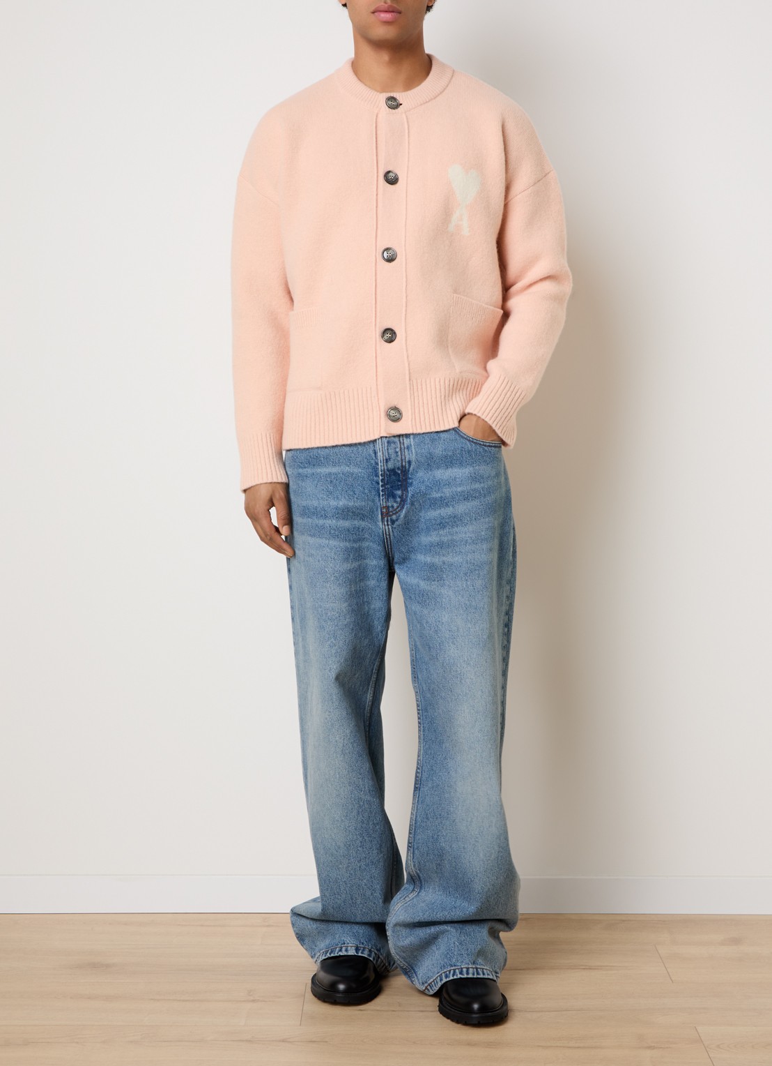 AMI Paris Fijngebreid vest in alpaca wolblend met ingebreid logo - voorkant 5 zalmroze