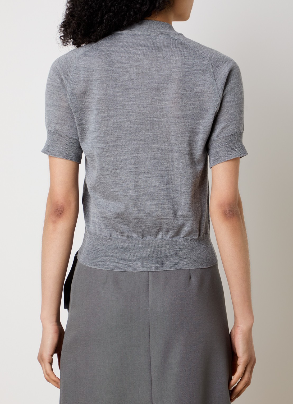 AMI Paris Fijngebreid vest van merino wol met logo - achterkant middengrijs