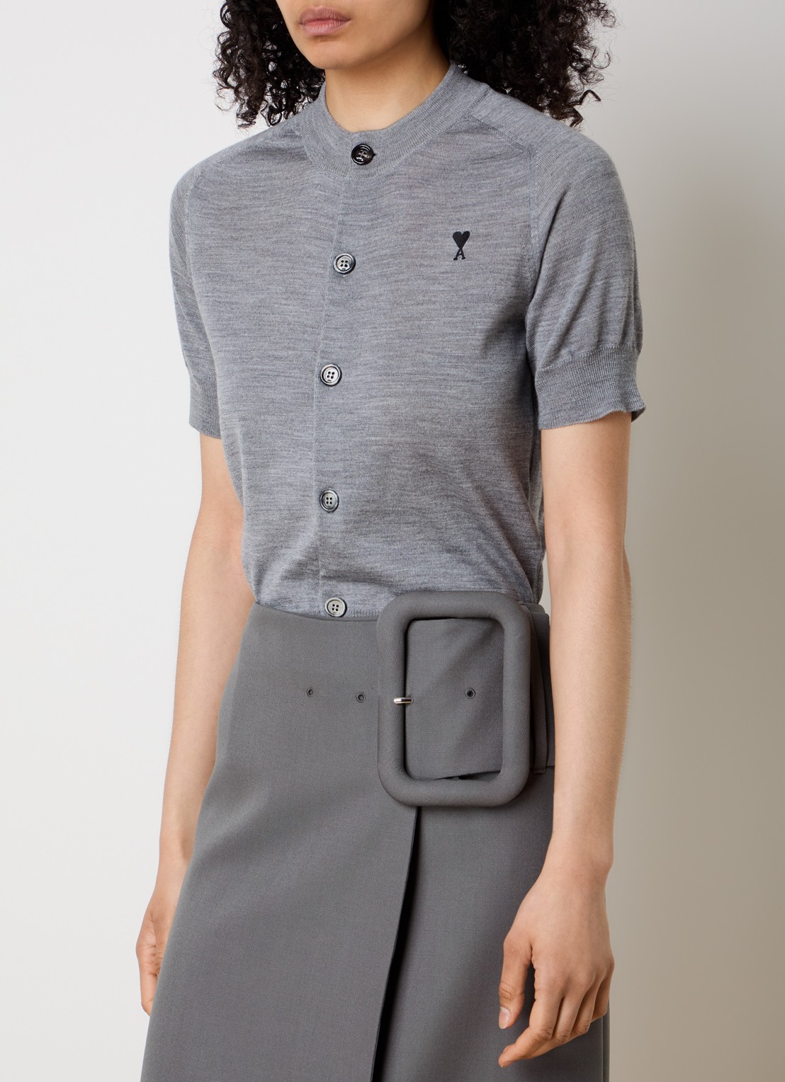 AMI Paris Fijngebreid vest van merino wol met logo - detail 4 middengrijs