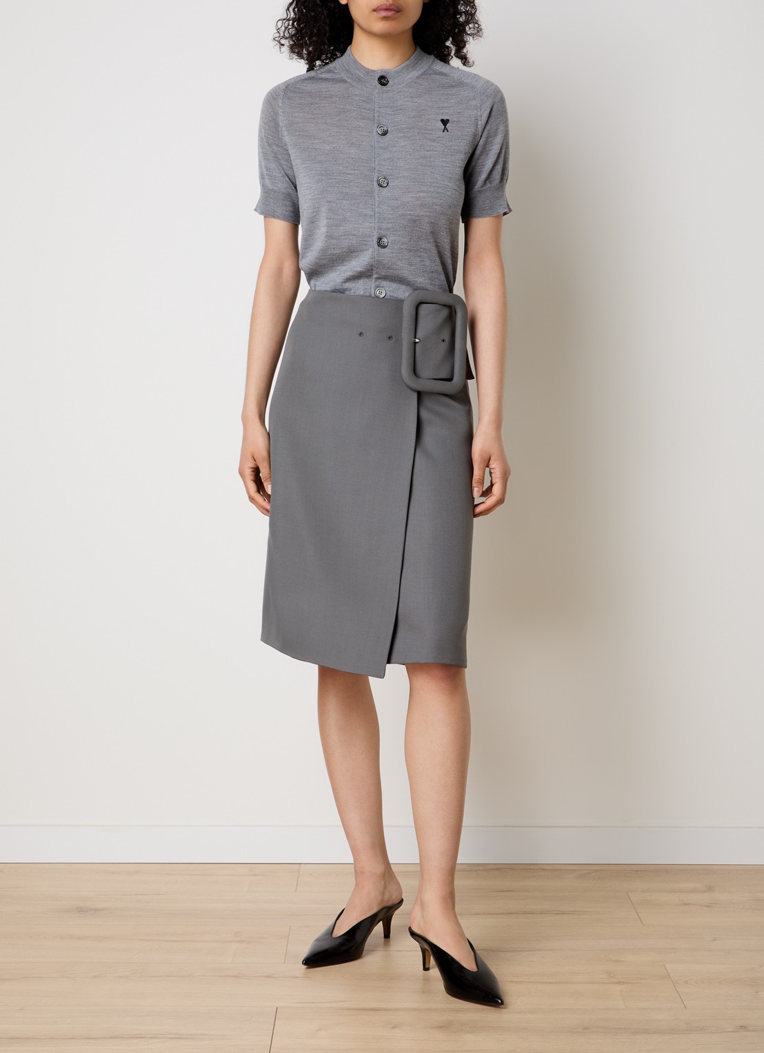 AMI Paris Fijngebreid vest van merino wol met logo - voorkant 3 middengrijs