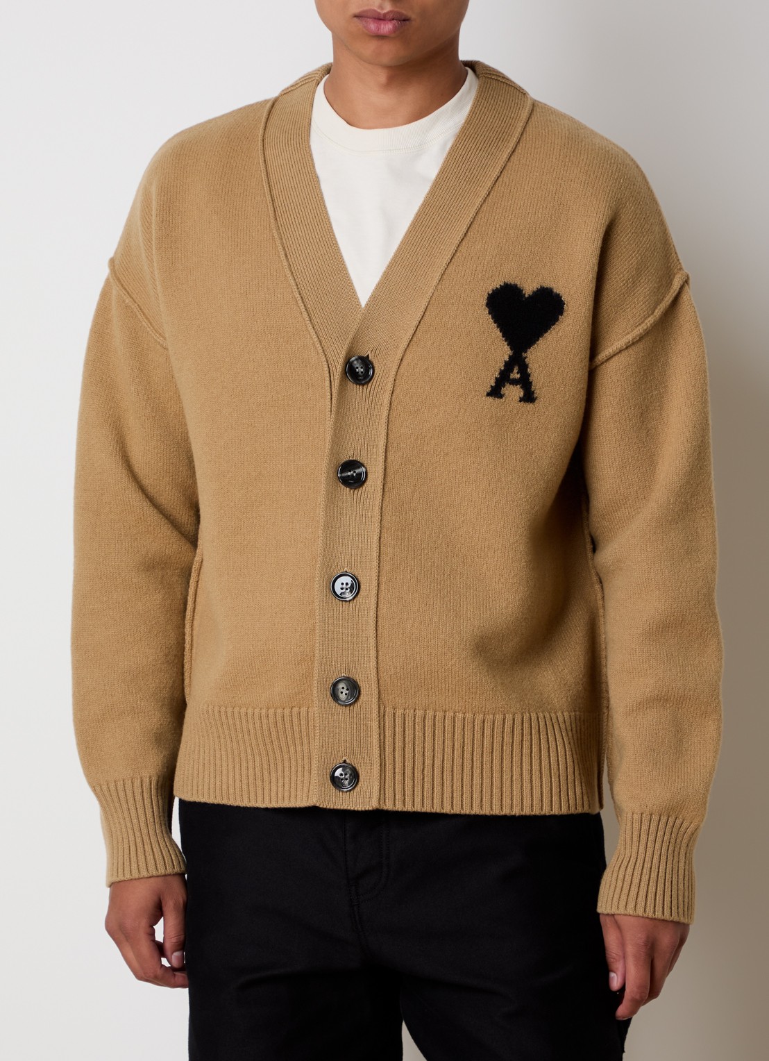 AMI Paris Fijngebreid vest van scheerwol met logo - detail camel