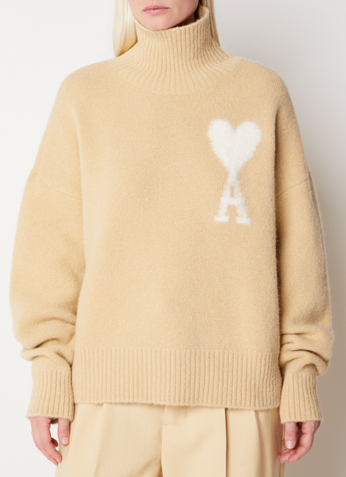 AMI Paris Fijngebreide coltrui in alpaca wolblend met ingebreid logo - detail 2 beige