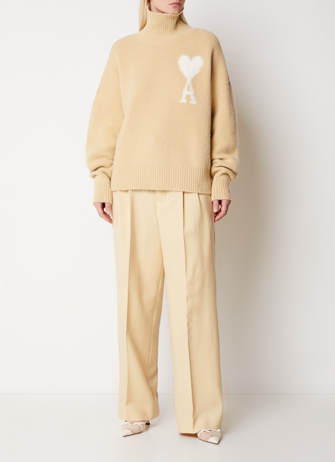 AMI Paris Fijngebreide coltrui in alpaca wolblend met ingebreid logo - voorkant 5 beige