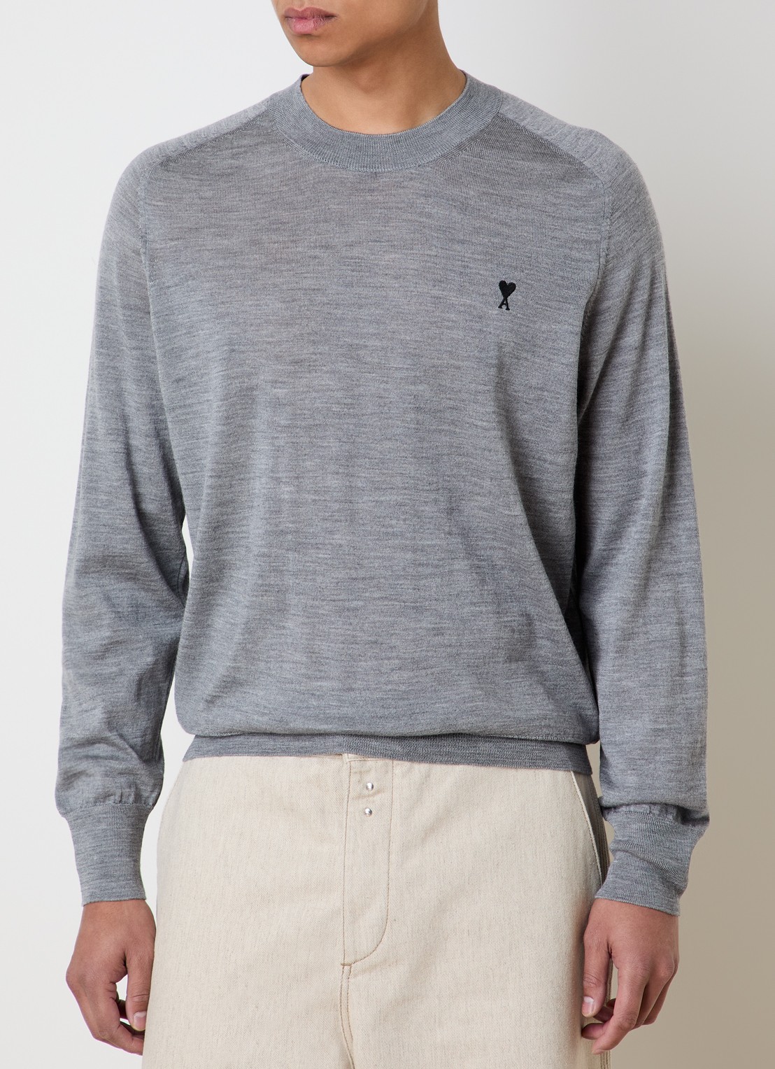 AMI Paris Fijngebreide pullover van merino wol met logoborduring - detail 4 grijsmele