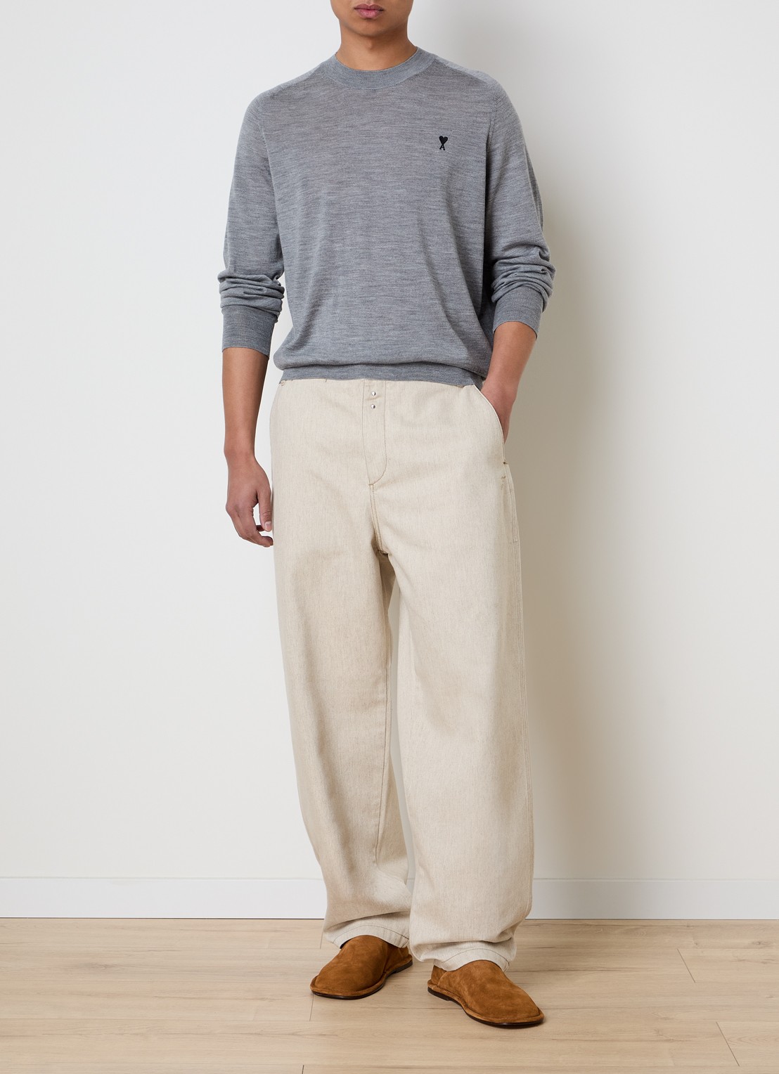 AMI Paris Fijngebreide pullover van merino wol met logoborduring - voorkant 2 grijsmele
