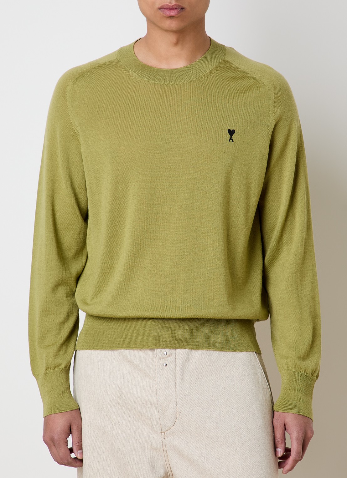 AMI Paris Fijngebreide pullover van merino wol met logoborduring - detail 4 mosgroen