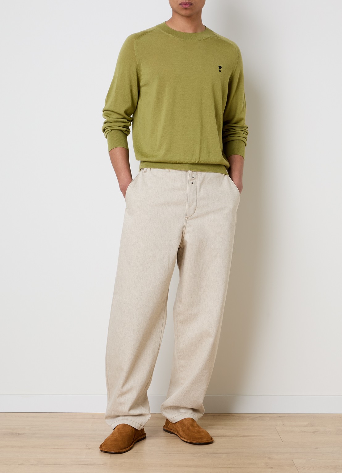 AMI Paris Fijngebreide pullover van merino wol met logoborduring - voorkant 2 mosgroen