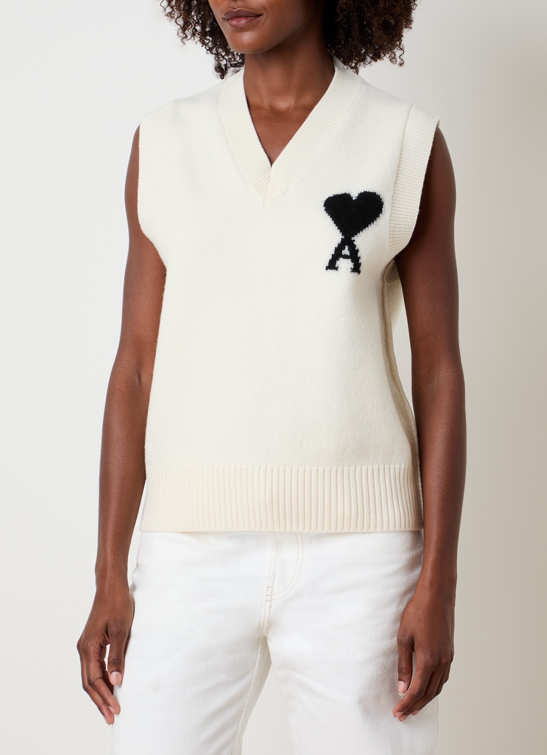 AMI Paris Fijngebreide spencer van wol met logo - detail creme