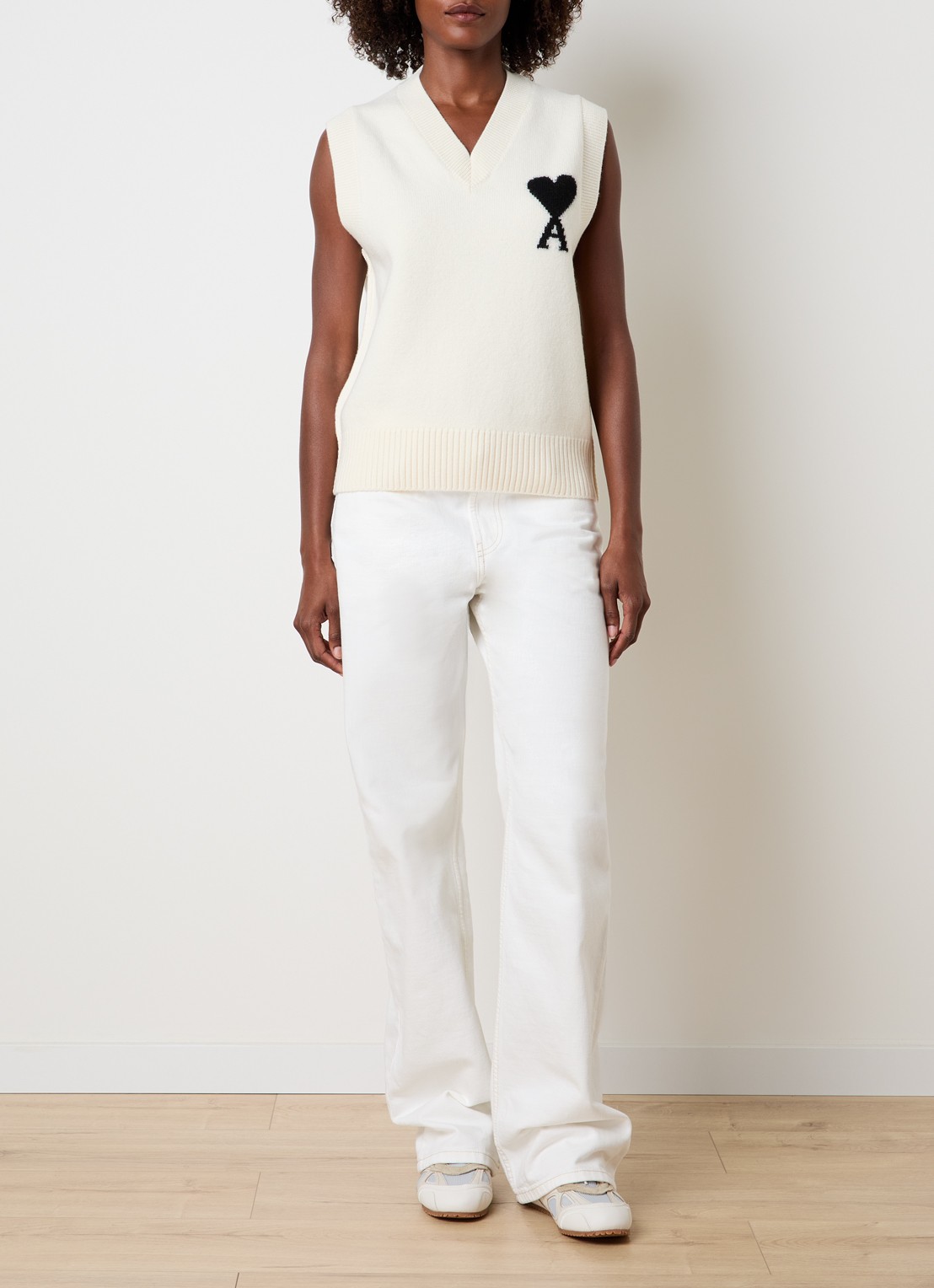AMI Paris Fijngebreide spencer van wol met logo - voorkant 5 creme