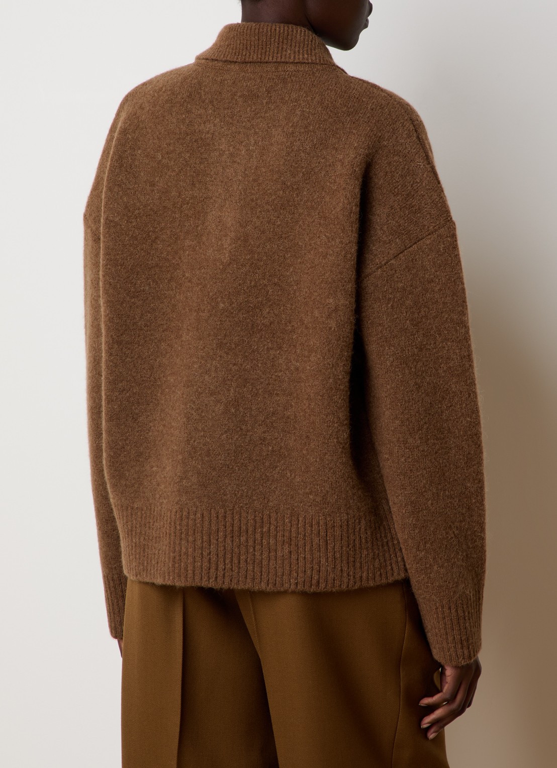AMI Paris Fijngebreide trui in alpaca wolblend met logo - achterkant 5 bruin