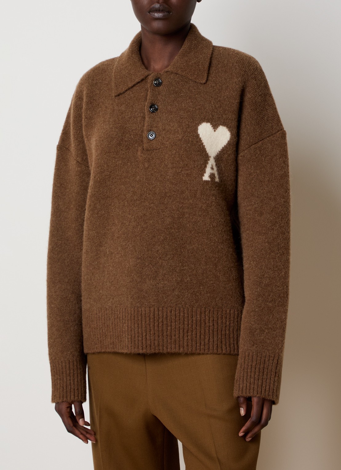 AMI Paris Fijngebreide trui in alpaca wolblend met logo - detail 3 bruin