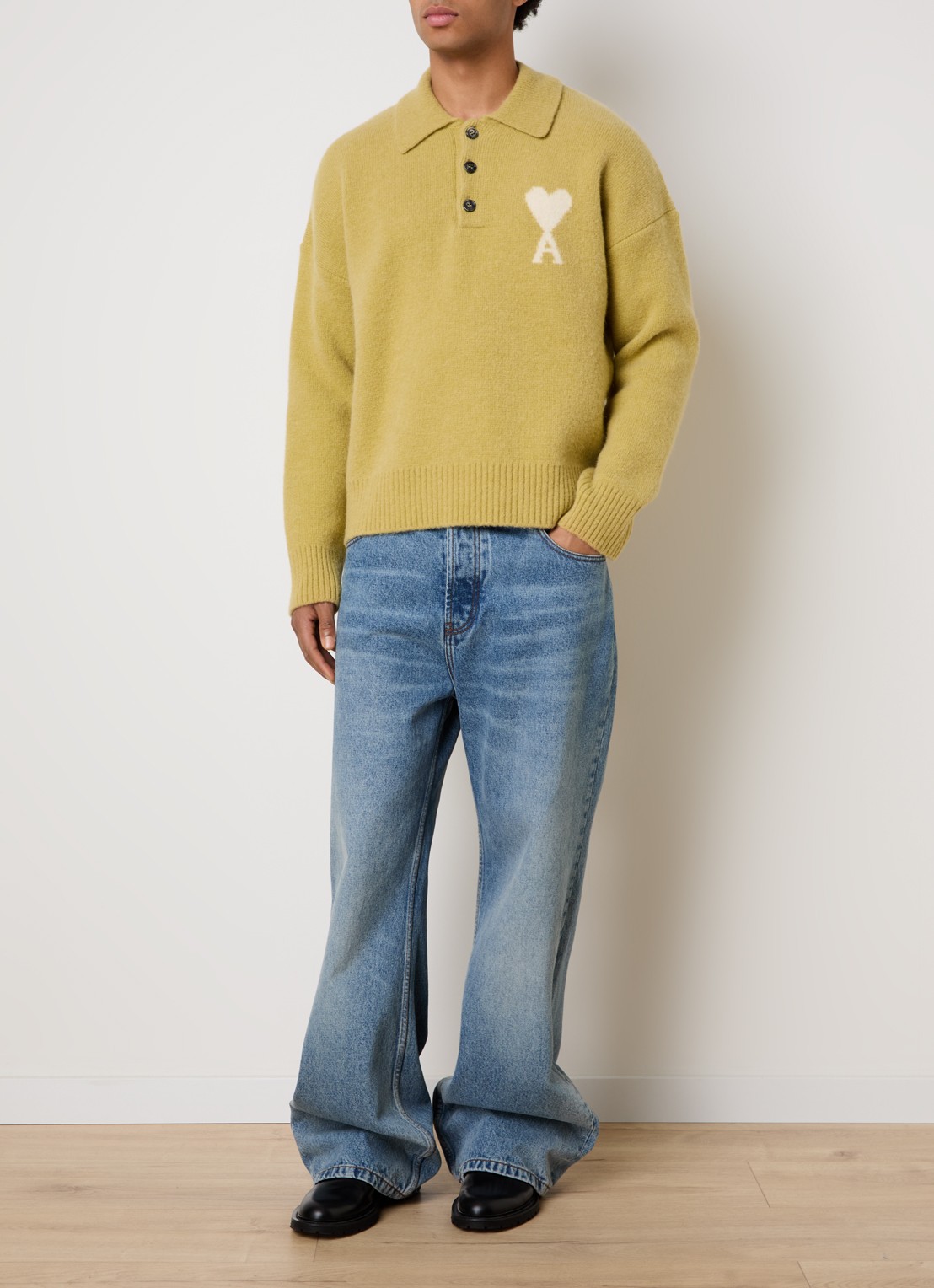 AMI Paris Fijngebreide trui in alpaca wolblend met polokraag en ingebreid logo - voorkant 3 geel