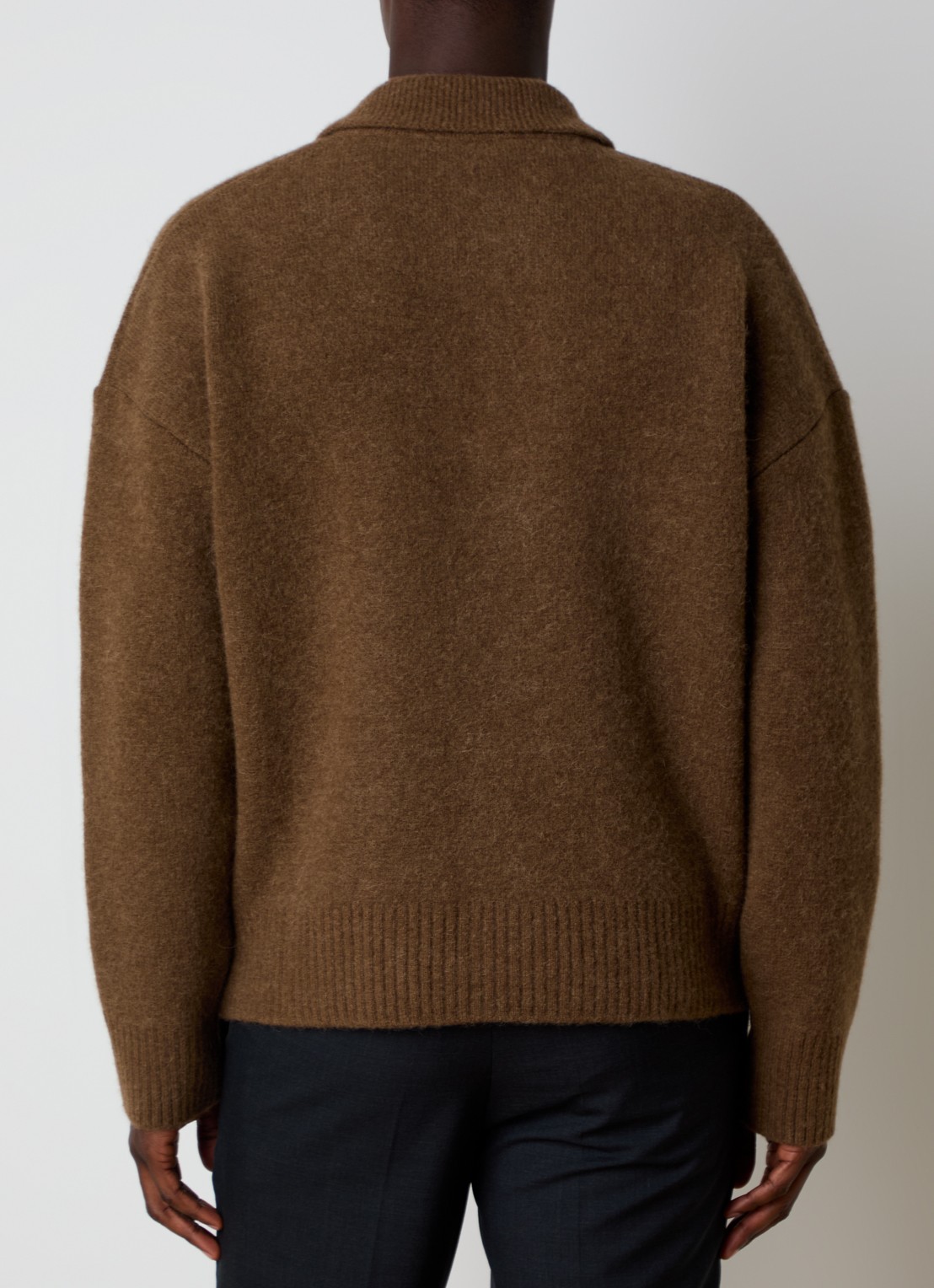 AMI Paris Fijngebreide trui in alpaca wolblend met polokraag en ingebreid logo - achterkant 3 bruin