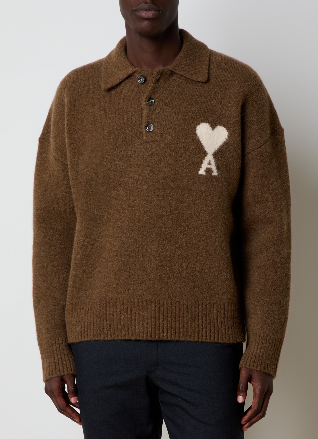 AMI Paris Fijngebreide trui in alpaca wolblend met polokraag en ingebreid logo - detail 4 bruin