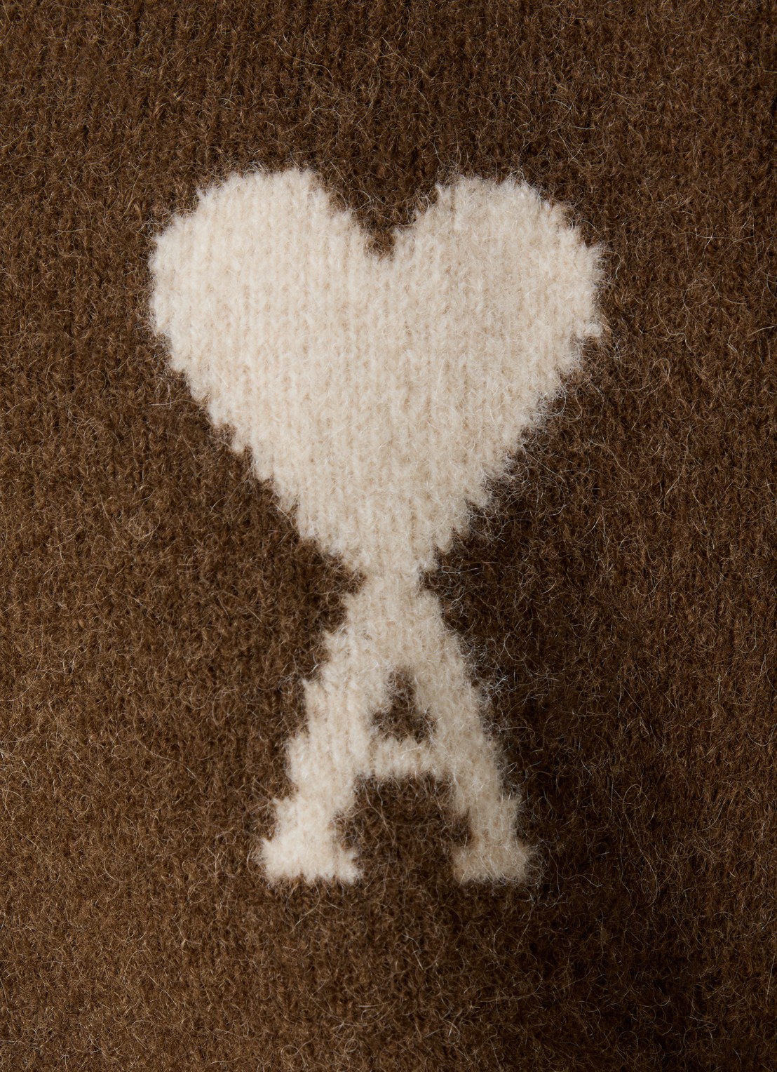 AMI Paris Fijngebreide trui in alpaca wolblend met polokraag en ingebreid logo - detail 5 bruin